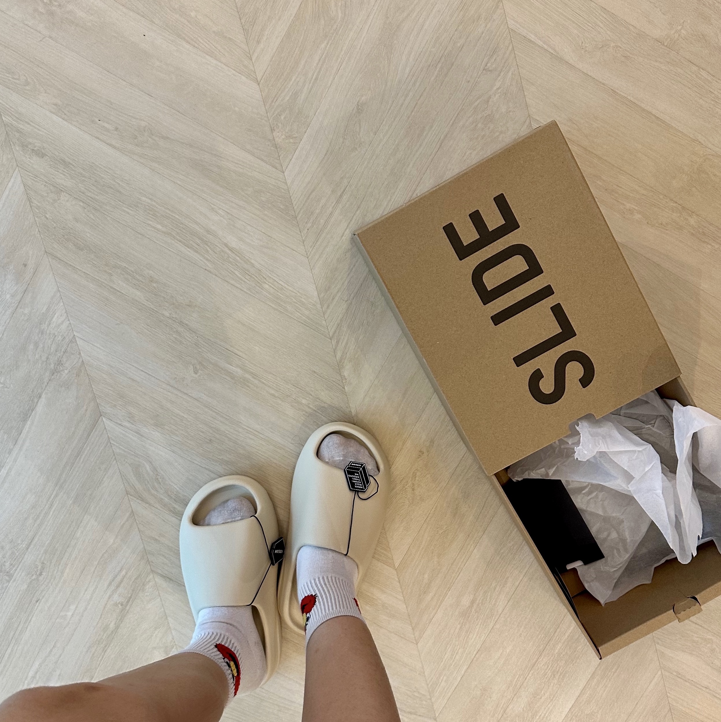 Adidas Yeezy Slide Bone 2022/2023 착용 스타일 - 1