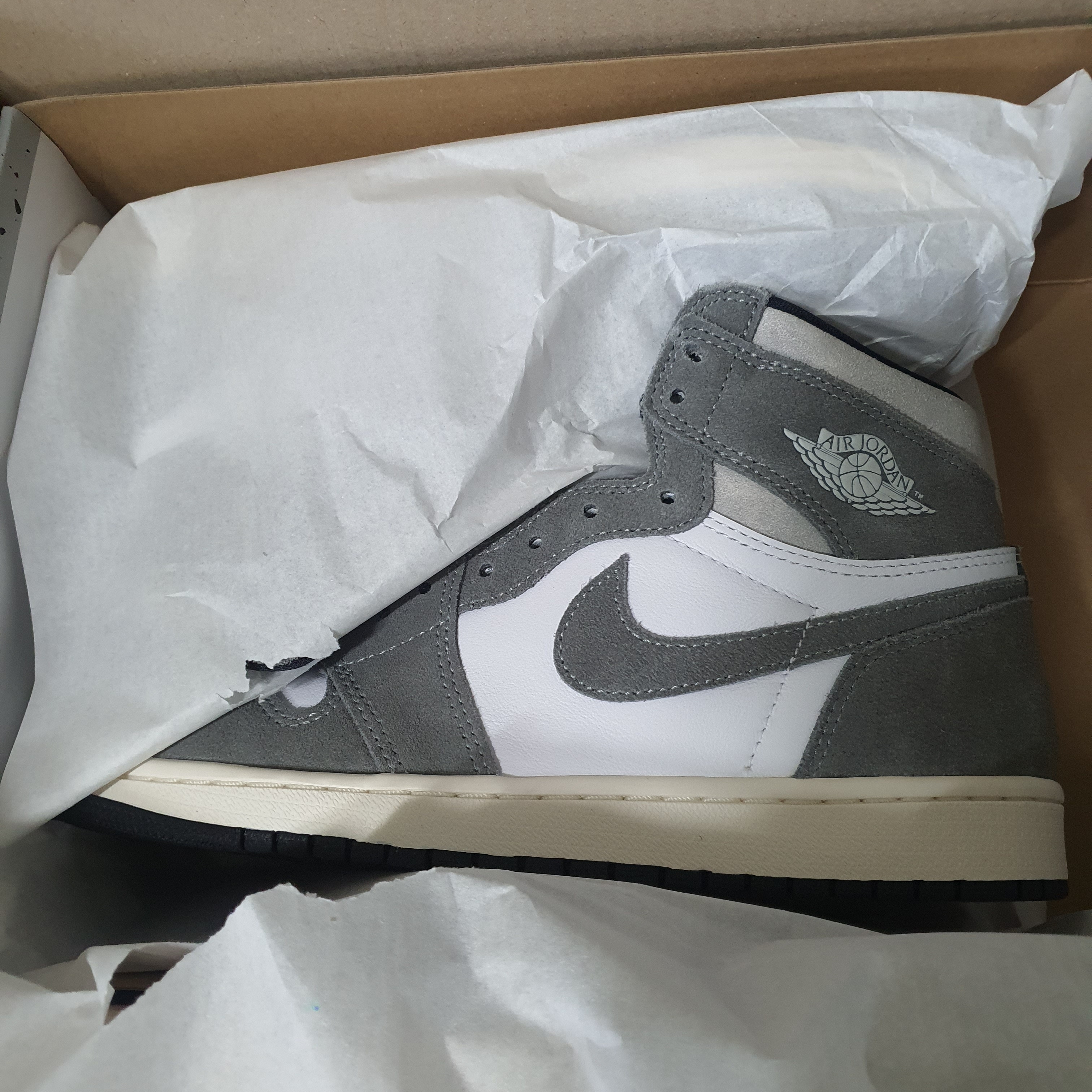 Jordan 1 Low SE Tokyo 96, (W) Nike Zoom Vomero 5 Wolf Grey and Black 착용 스타일 - 4