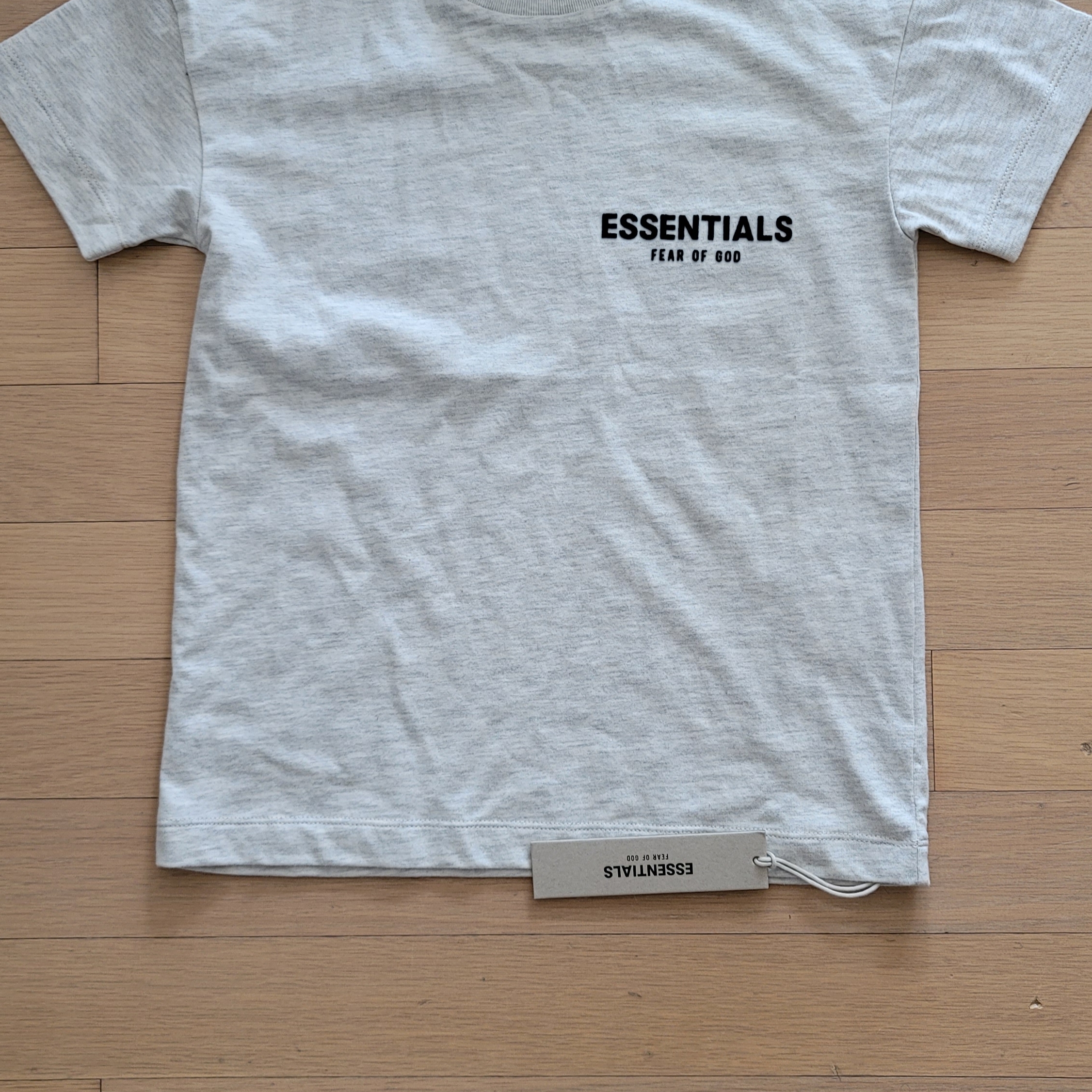 (Kids) Essentials The Core Collection T-Shirt Light Oatmeal, (Kids) Essentials The Core Collection T-Shirt Stretch Limo 착용 스타일 - 1