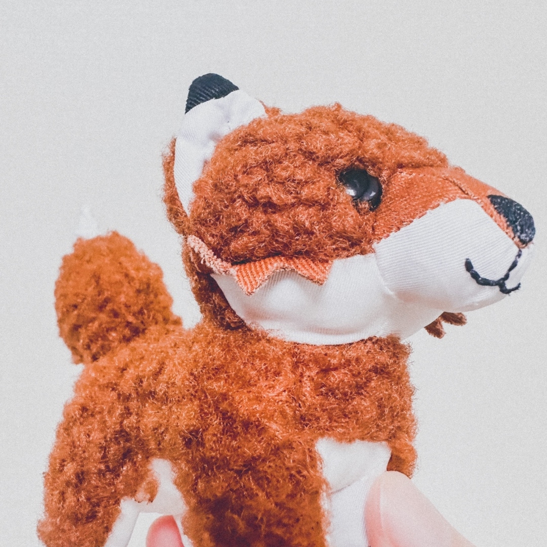 Maison Kitsune Small Fox Bag Charm Camel 착용 스타일