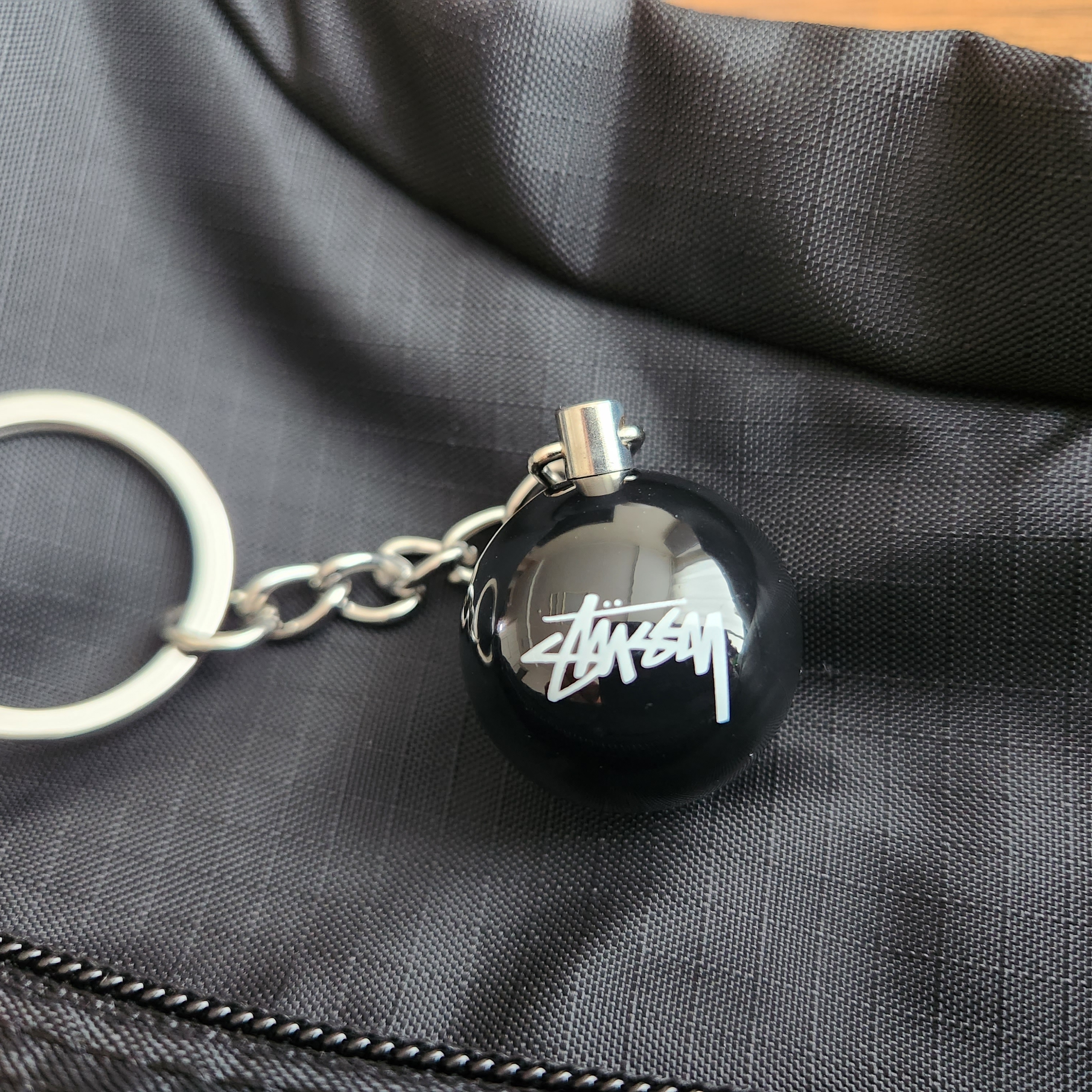 Stussy 8 Ball Keychain Black 착용 스타일