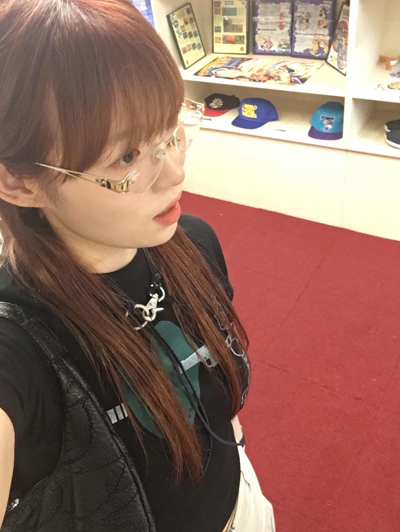 Our Legacy Ladon Leather Keychain Black 착용 스타일 - 1