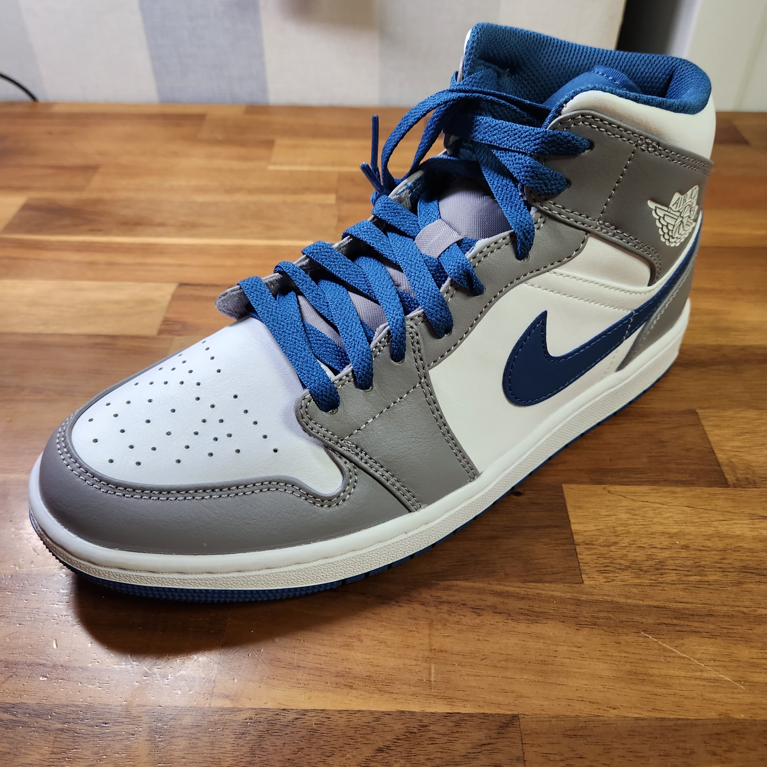 Jordan 1 Mid Cement Grey True Blue 착용 스타일