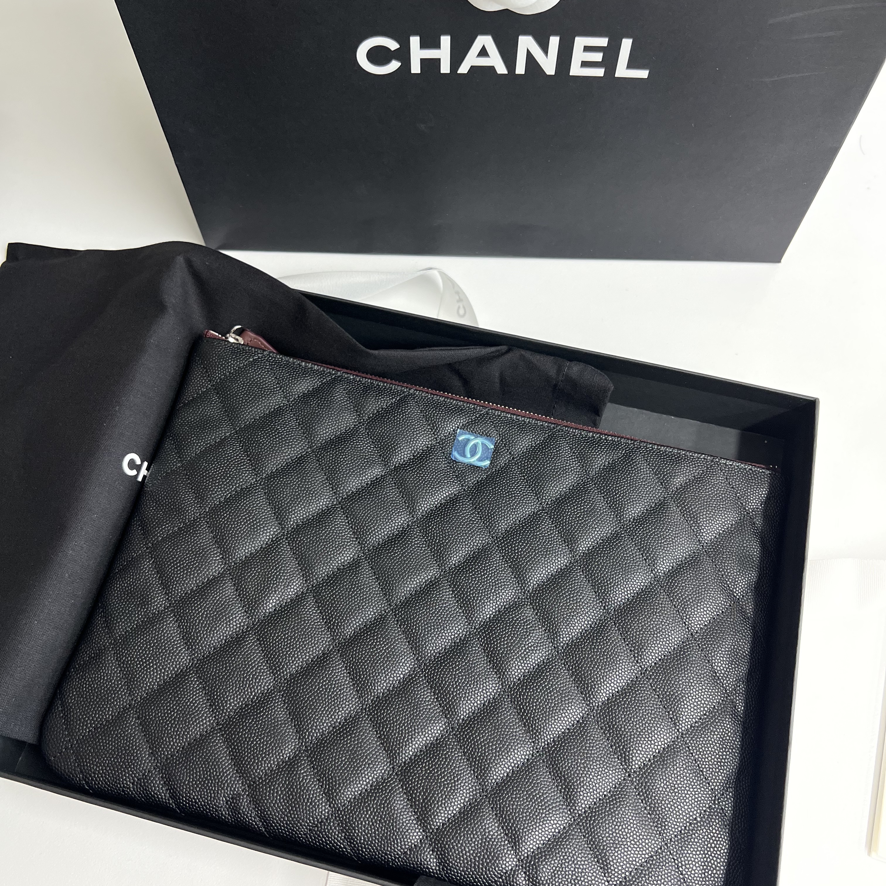 Chanel Medium Classic Pouch Grained Calfskin & Silver Black 착용 스타일