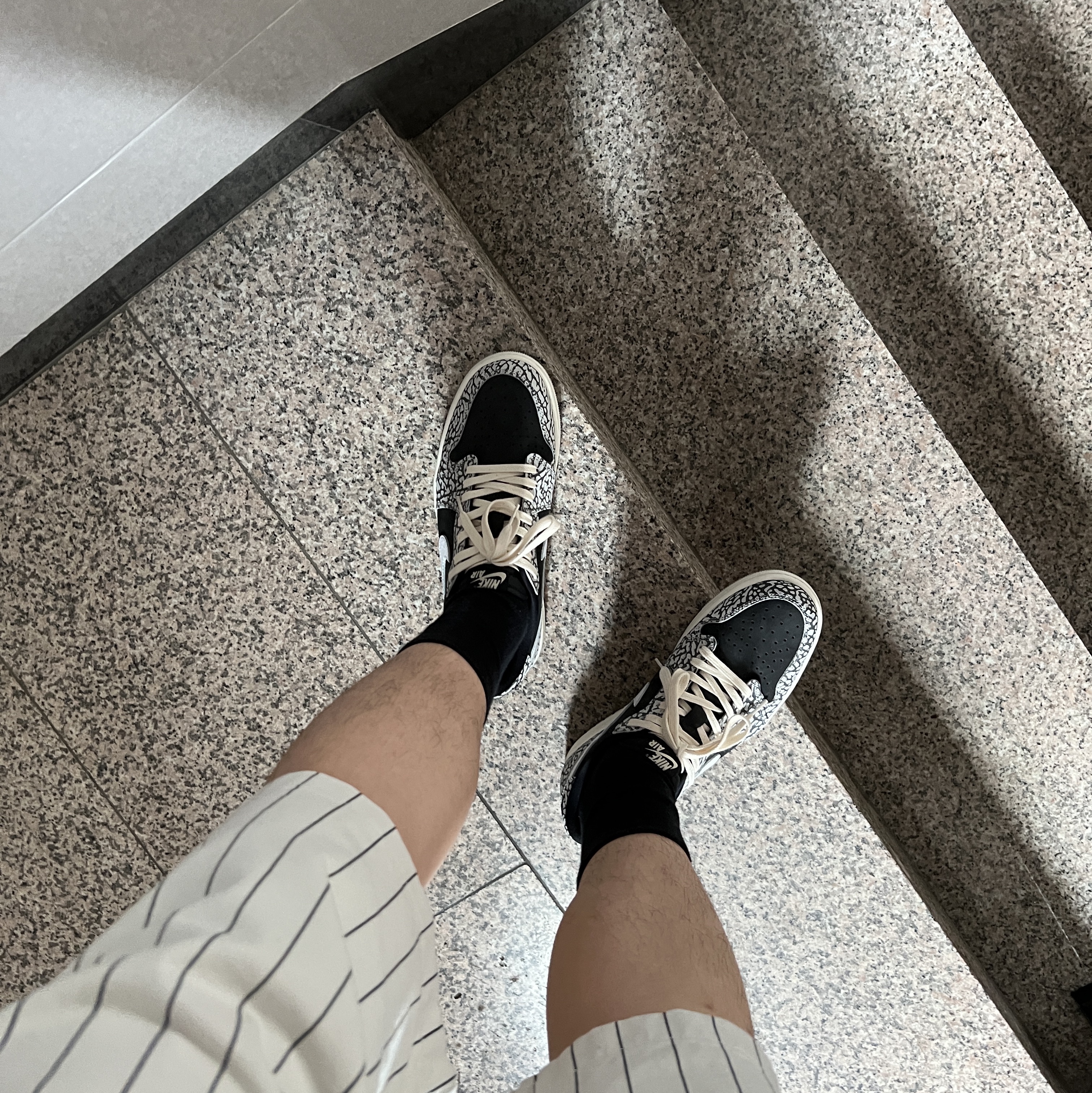 Jordan 1 Retro Low OG Black Cement 착용 스타일 - 1