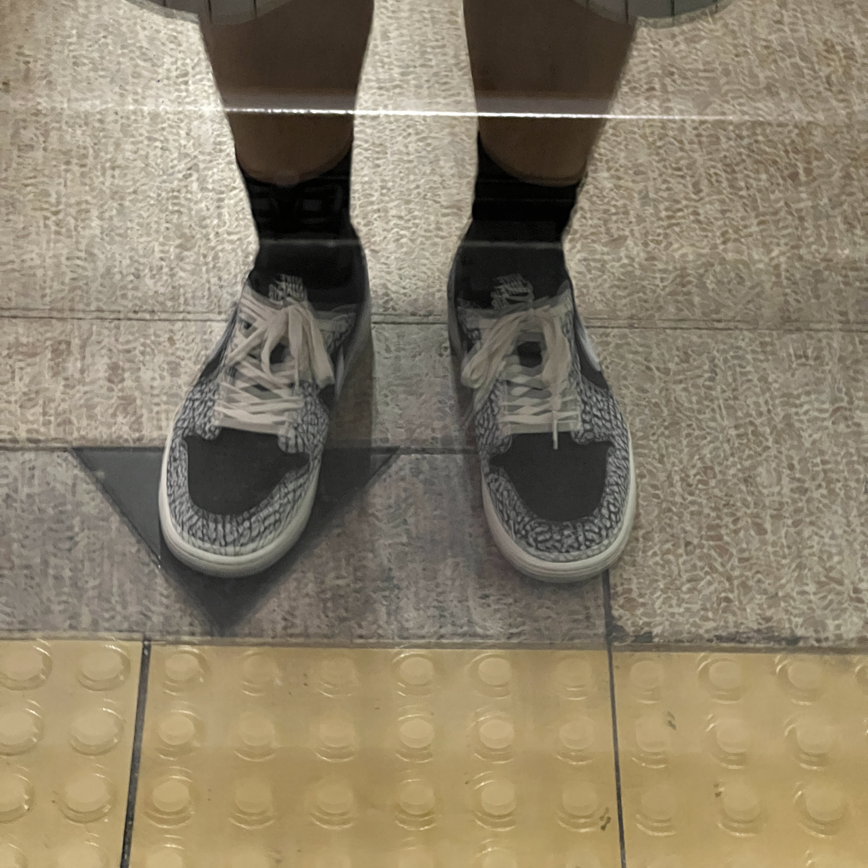 Jordan 1 Retro Low OG Black Cement 착용 스타일 - 3