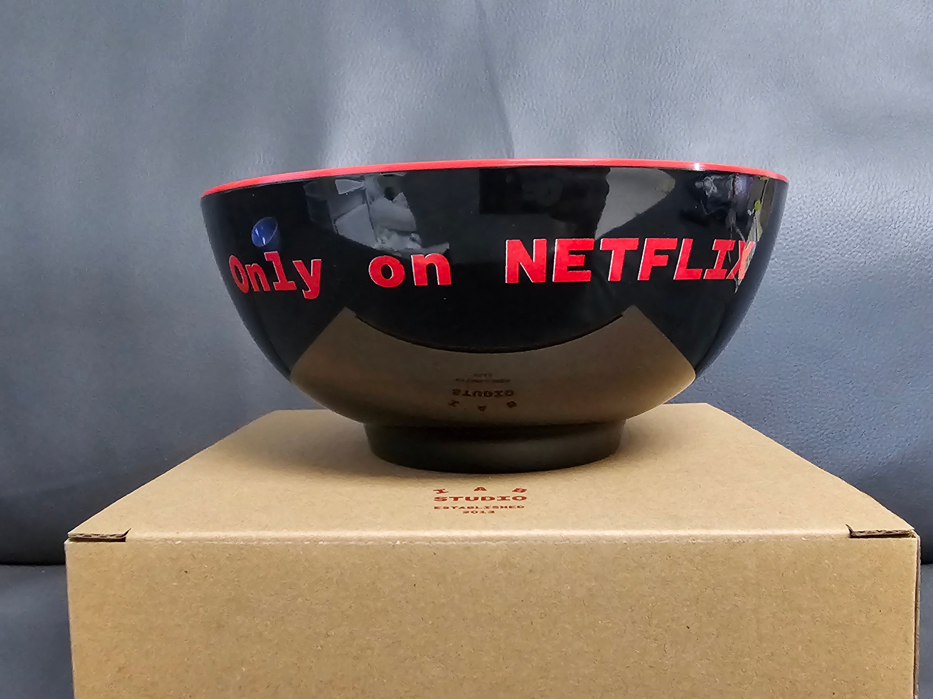 IAB Studio x Netflix Bowl Set 착용 스타일 - 4
