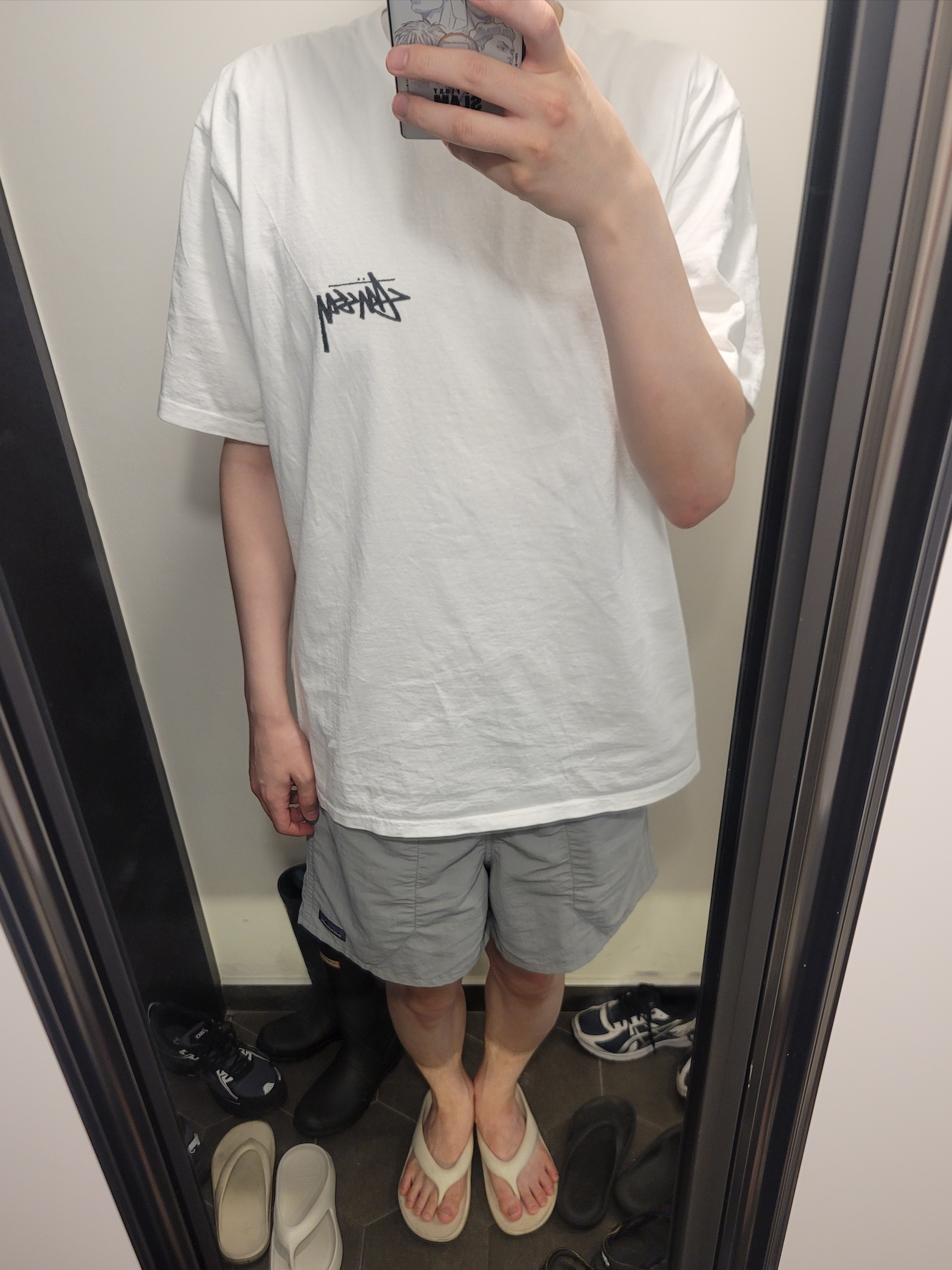 Stussy Fuzzy Dice T-Shirt White, New Balance x Taw&Toe Flip Flop Ivory 착용 스타일