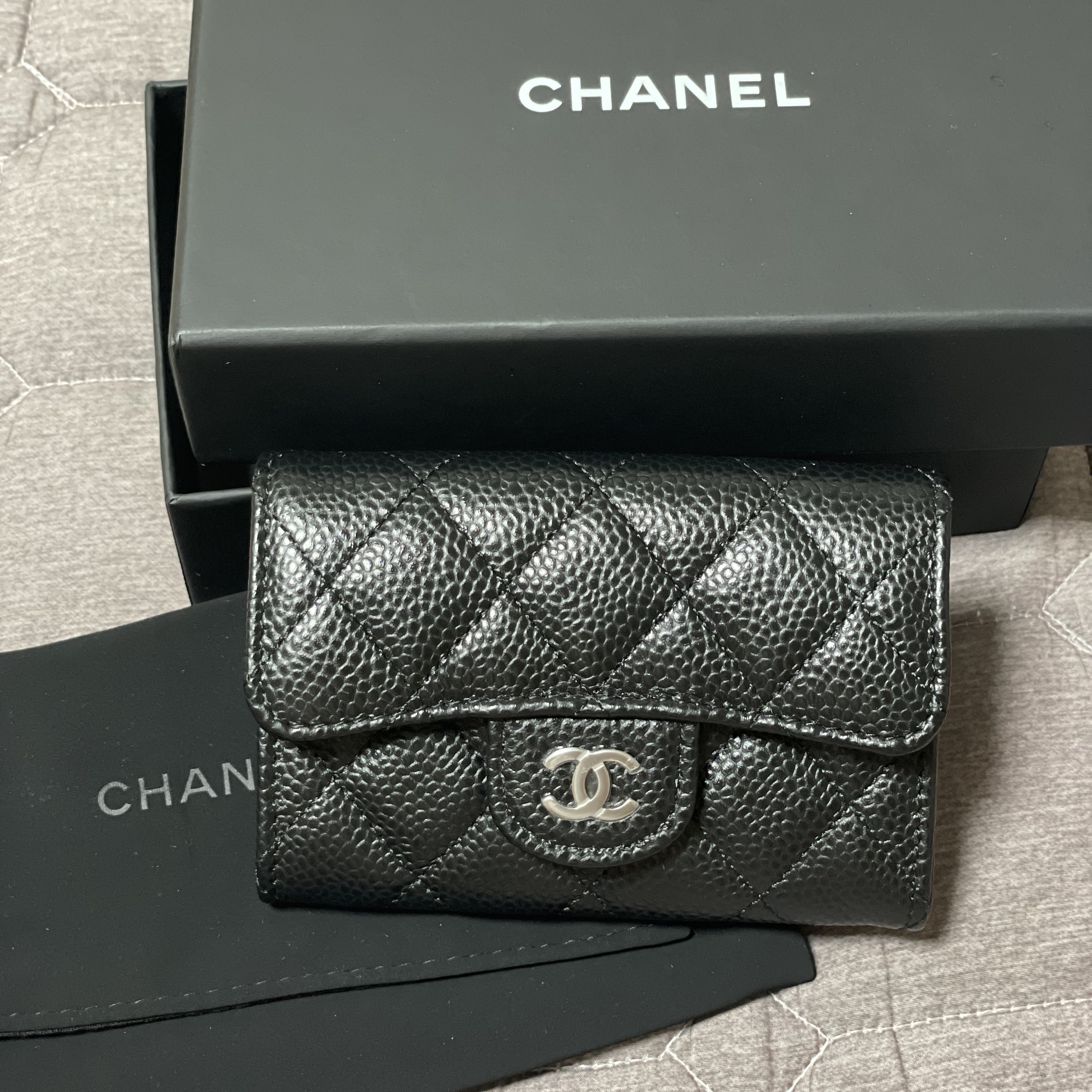 Chanel Classic Card Holder Grained Calfskin & Silver Black 착용 스타일