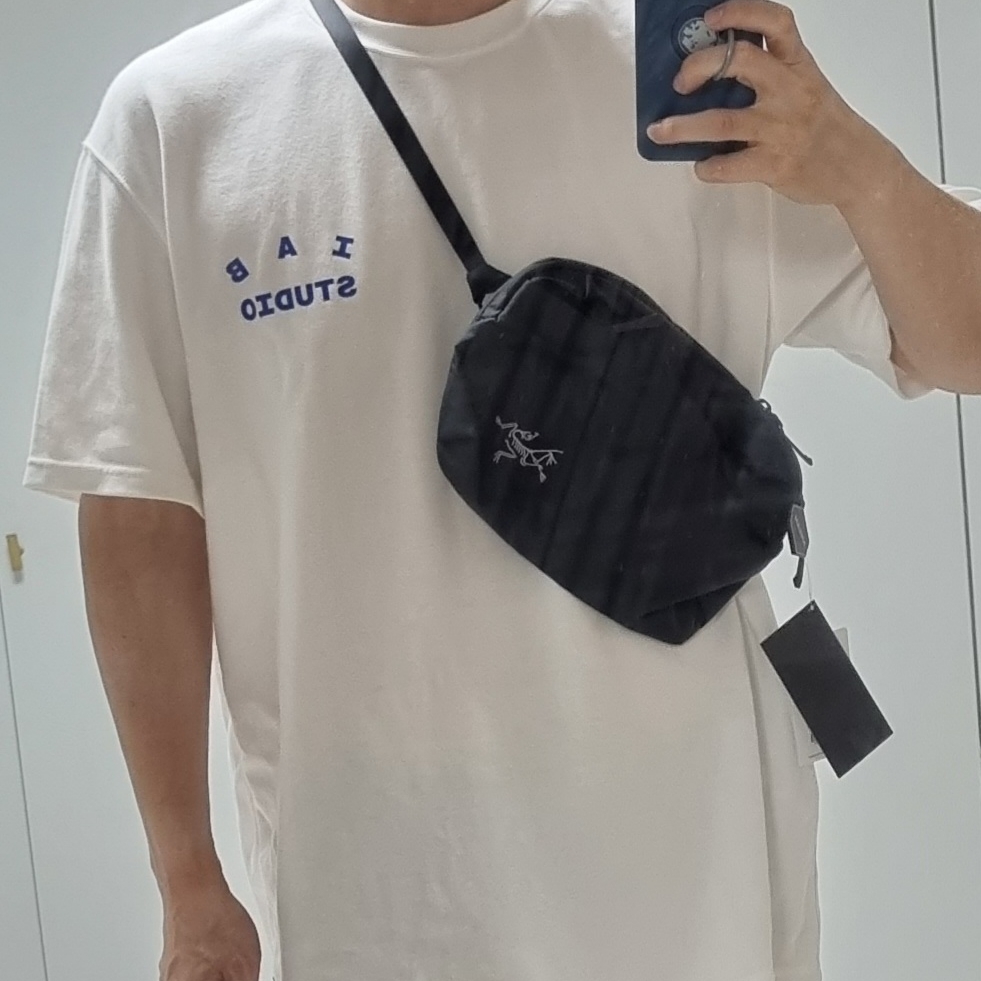 Arc'teryx Heliad 6 Crossbody Bag Black, IAB Studio 10th Anniversary T-Shirts Pack White & Black (2 Pack) 착용 스타일