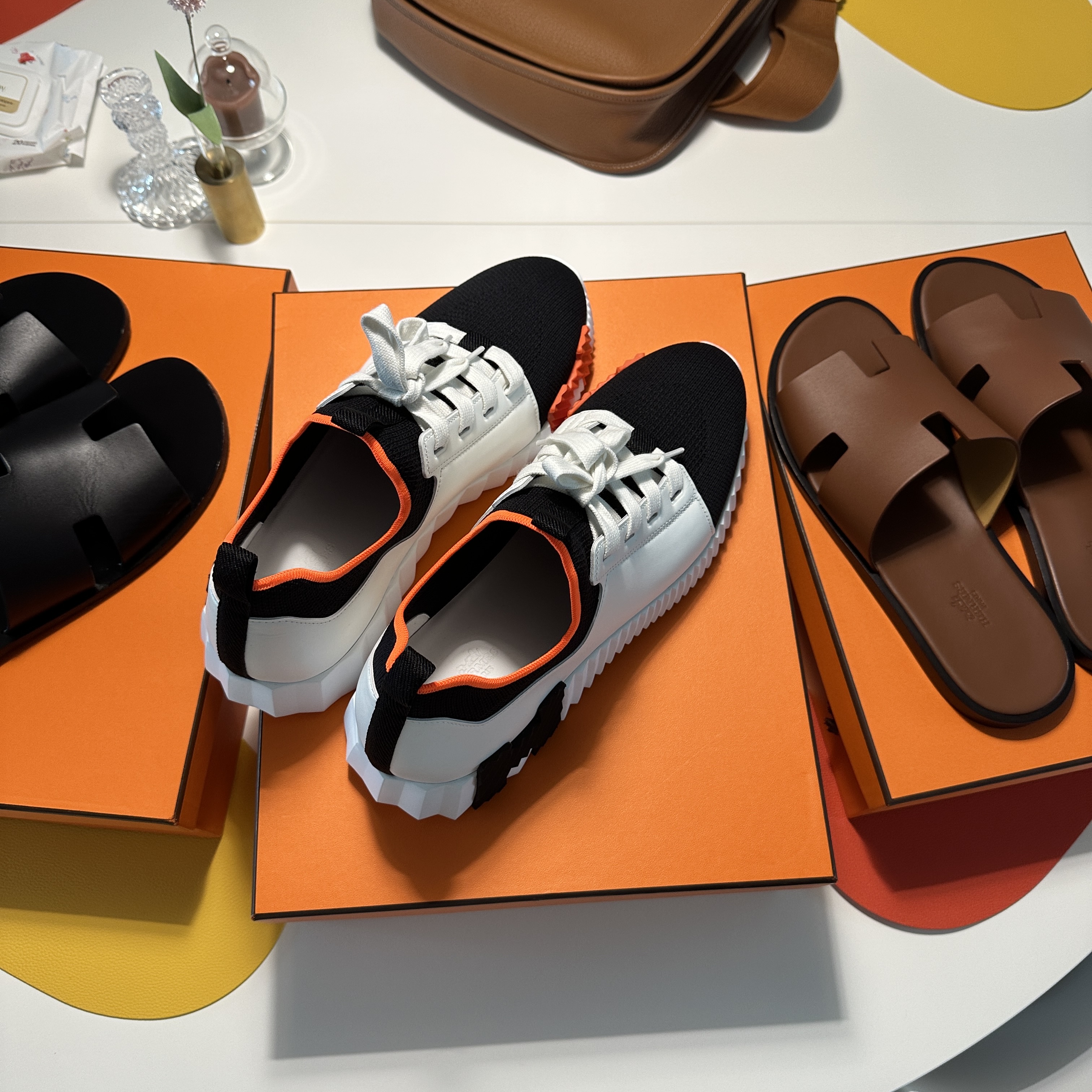 Hermes Depart Sneakers Knit & Noir Blanc, Hermes Izmir Sandal Calfskin & Noir 착용 스타일