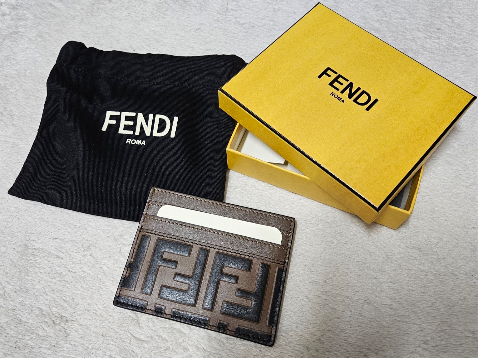 Fendi FF Motif Calskin Card Holder Brown 착용 스타일 - 1