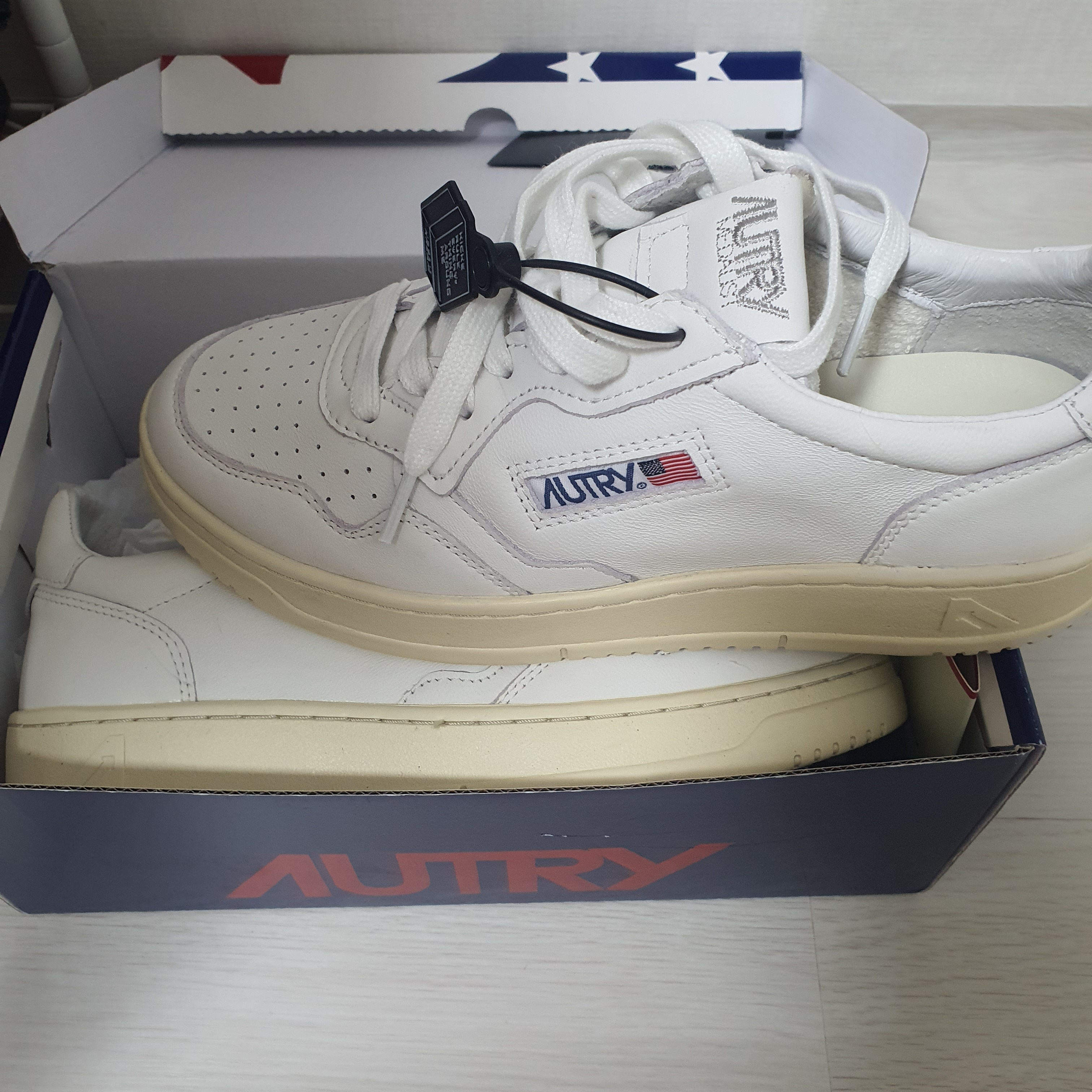 Autry Medalist Low Goatskin Sneakers White 착용 스타일