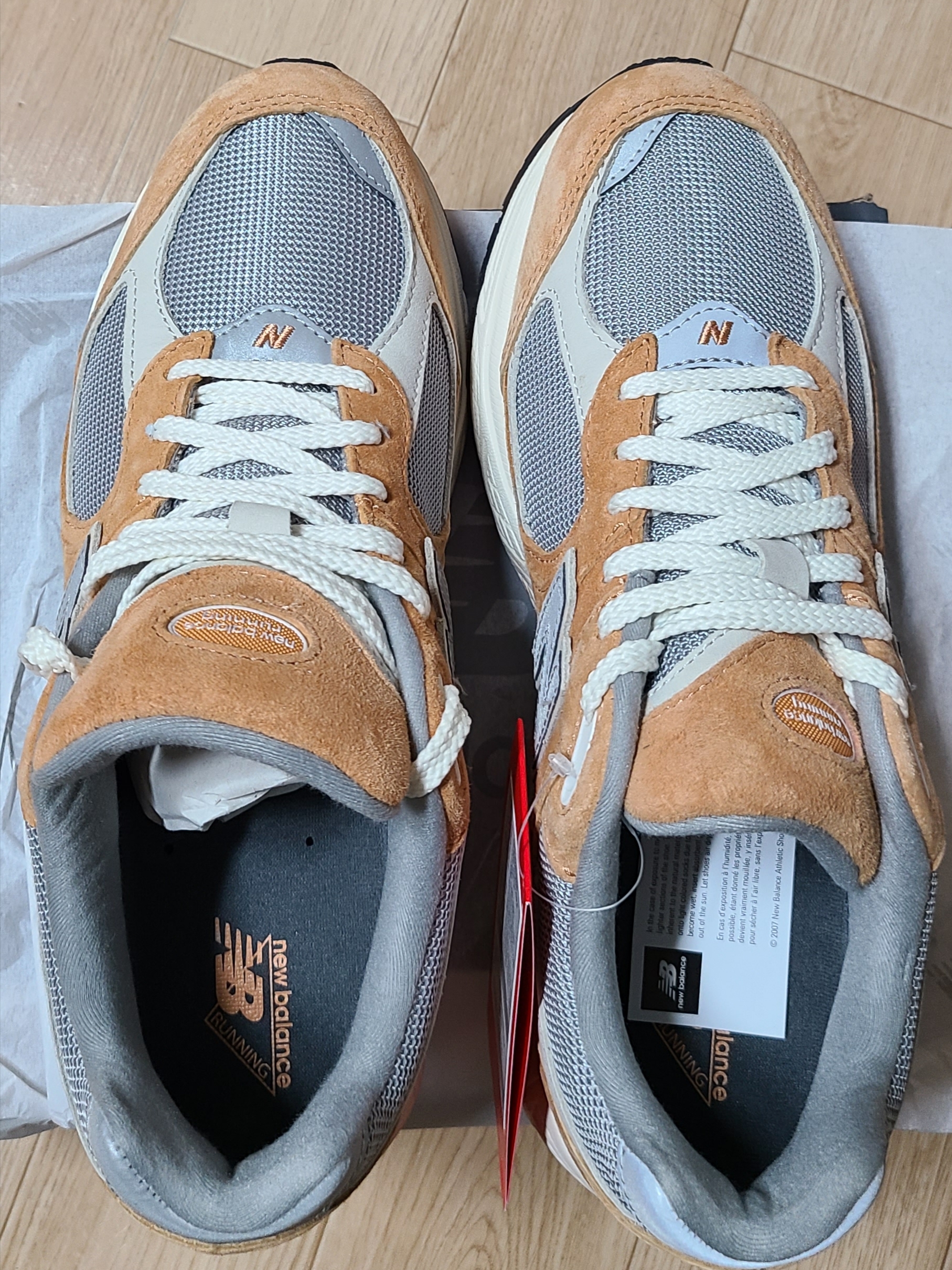 New Balance 2002R Special Vintage Beige 착용 스타일