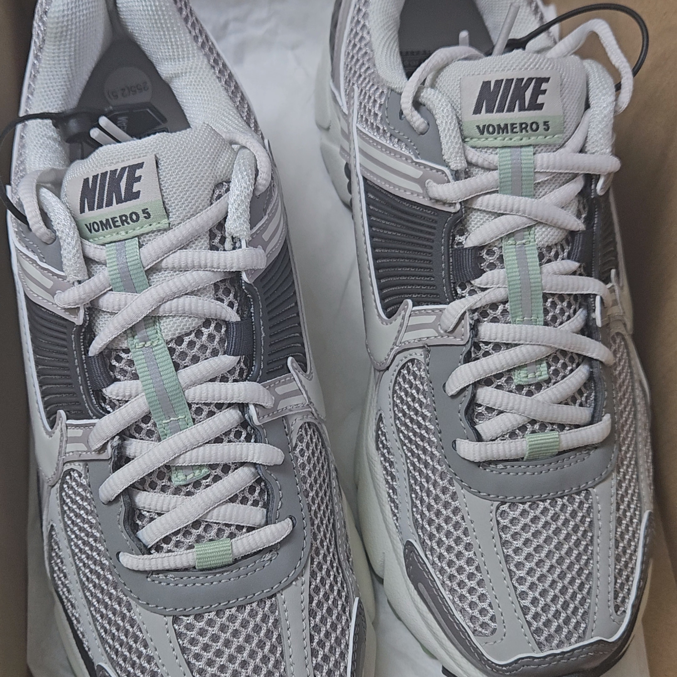 (W) Nike Zoom Vomero 5 Cobblestone and Flat Pewter 착용 스타일