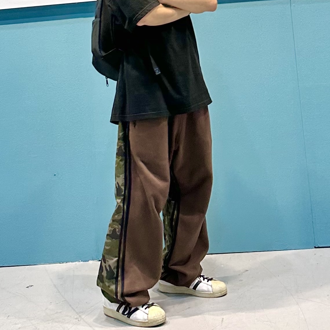 [KREAM 단독] Ourpas 058 Track Pants Brown, Ader Error x Eastpak Up-Down Sling Black 착용 스타일 - 2