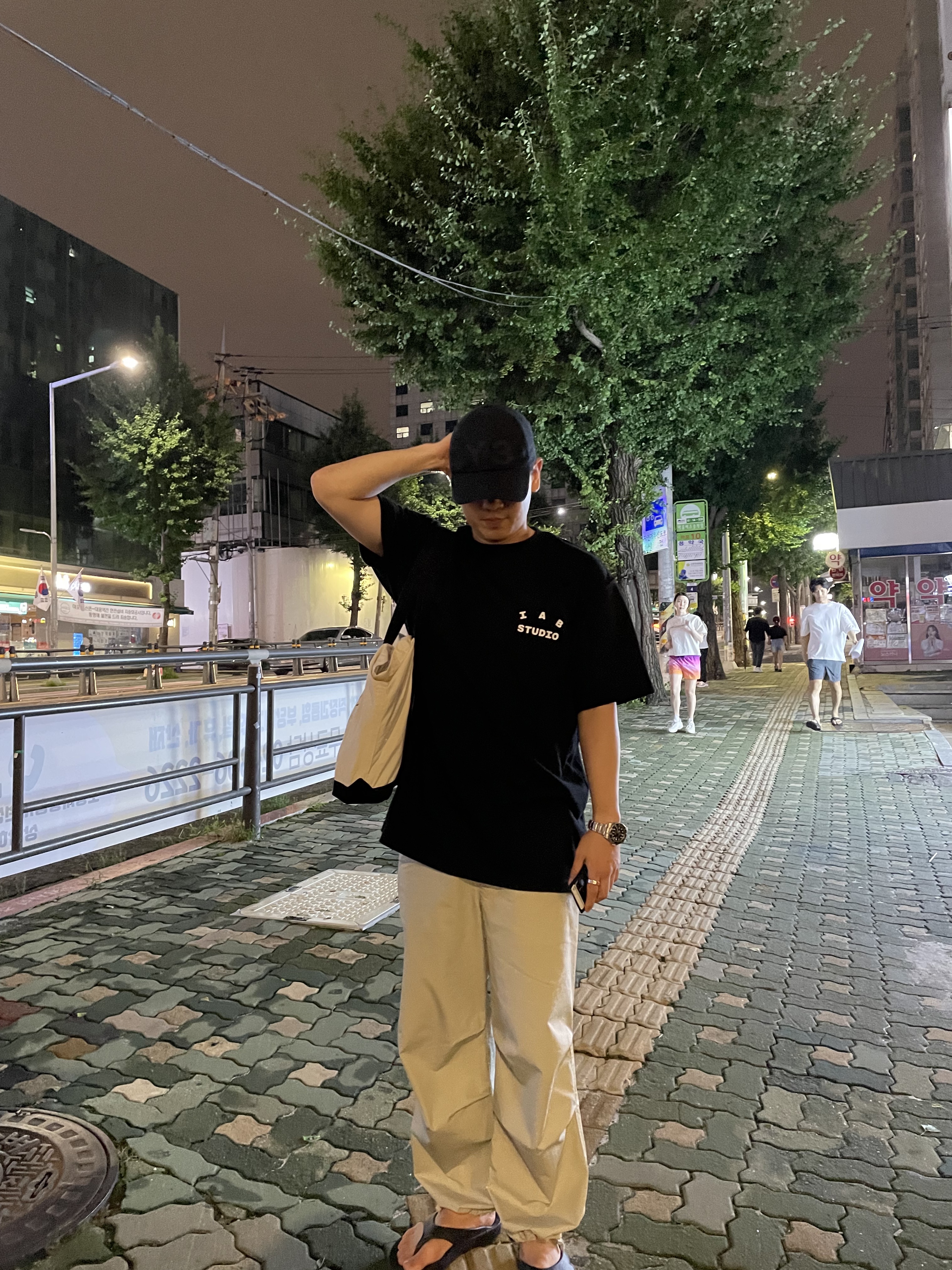 IAB Studio 10th Anniversary T-Shirt Black, Oofos OOriginal Black 착용 스타일 - 2