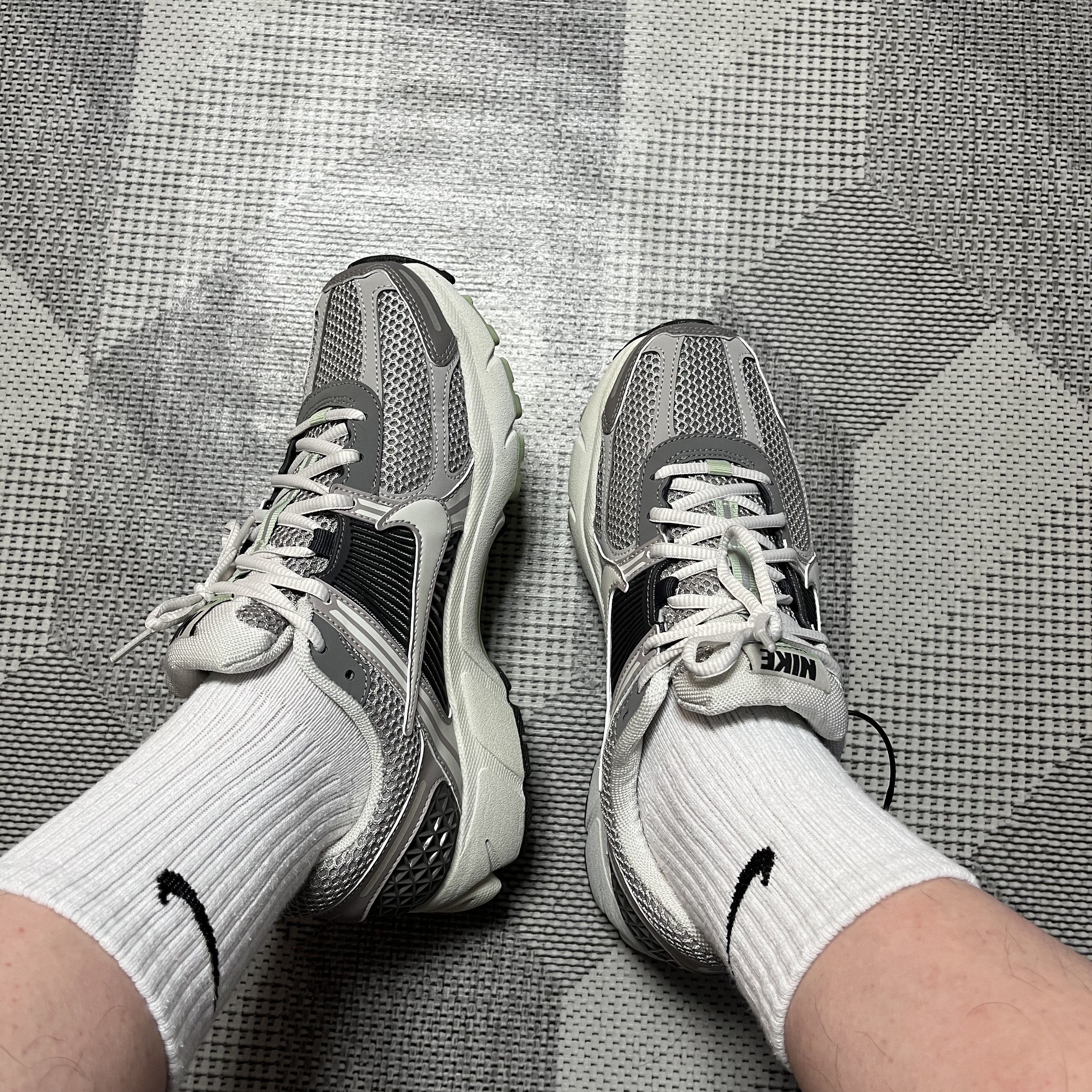 (W) Nike Zoom Vomero 5 Cobblestone and Flat Pewter 착용 스타일 - 3