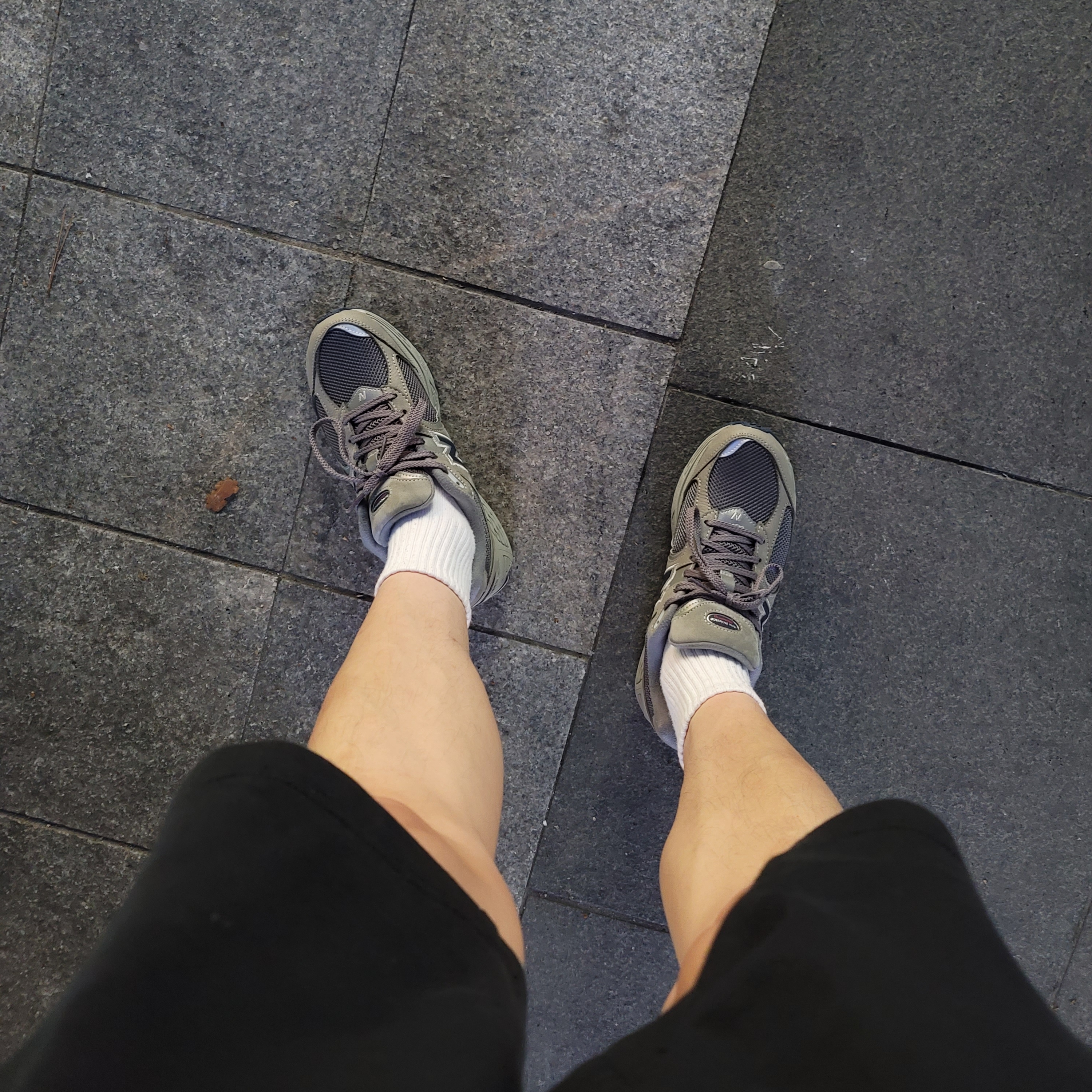 New Balance 2002R Gray 착용 스타일