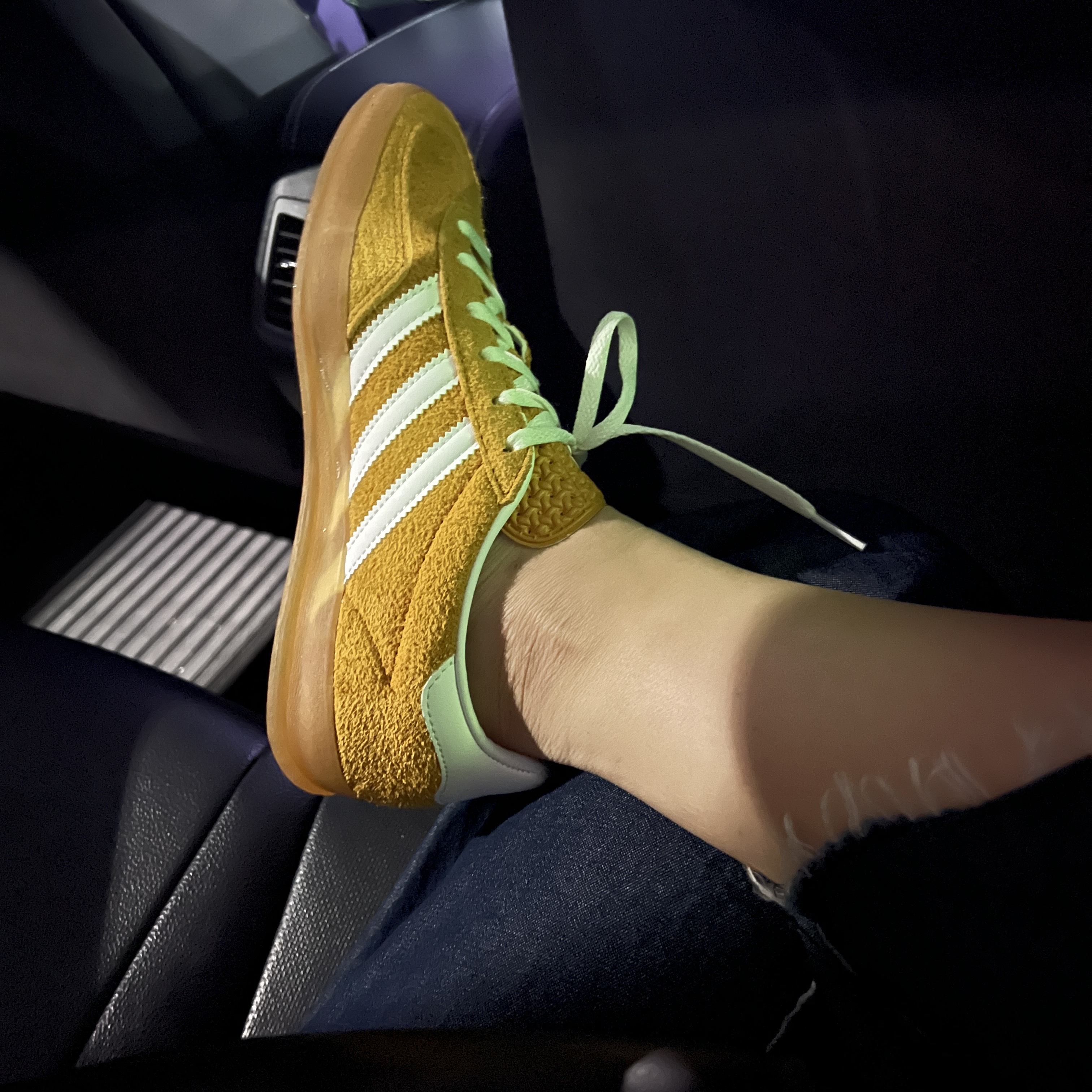 (W) Adidas Gazelle Indoor Orange Peel Cloud White 착용 스타일