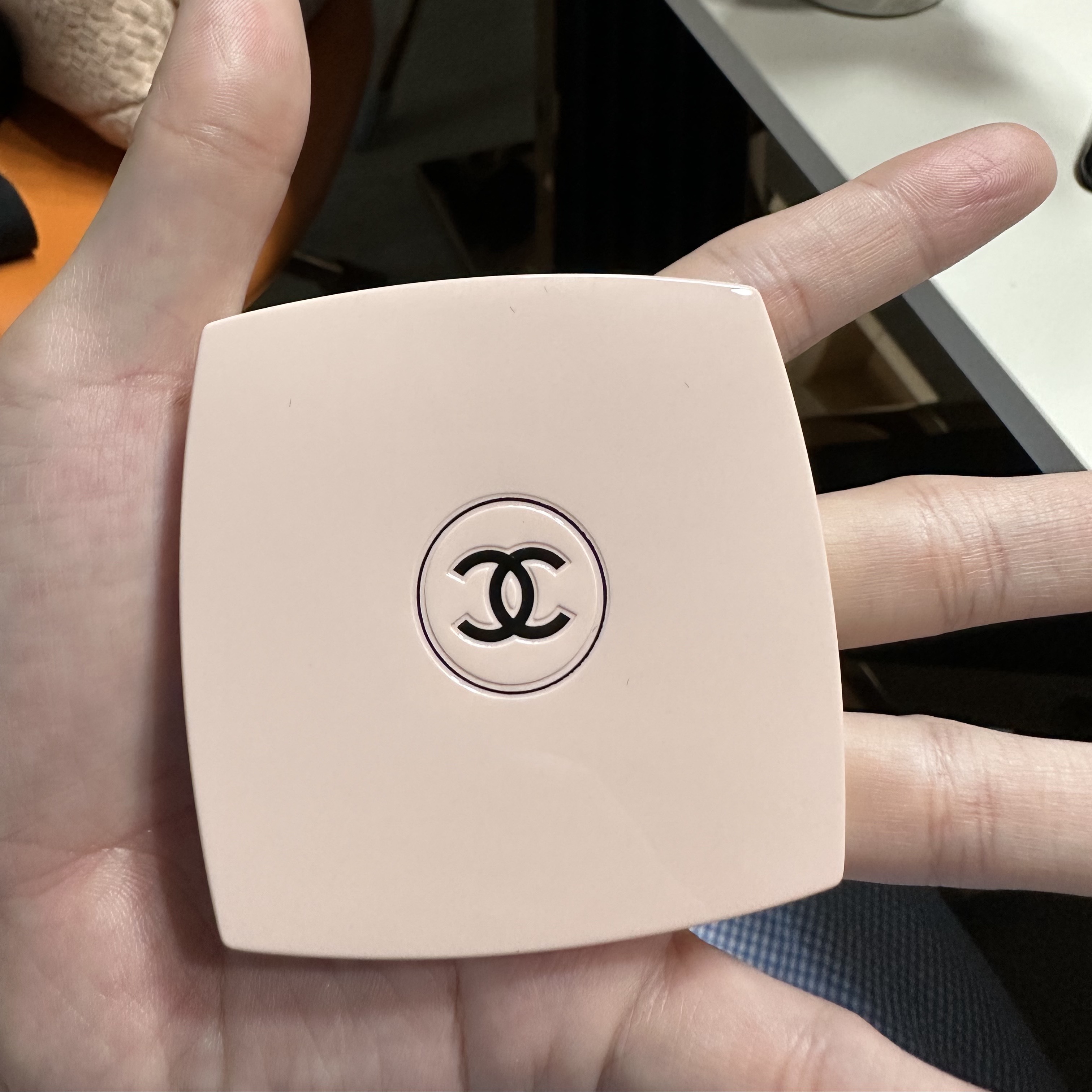 Chanel Codes Couleur Limited Edition Miroir Double Facettes 135 Immortelle, Chanel Codes Couleur Limited Edition Miroir Double Facettes 111 Ballerina 착용 스타일 - 2