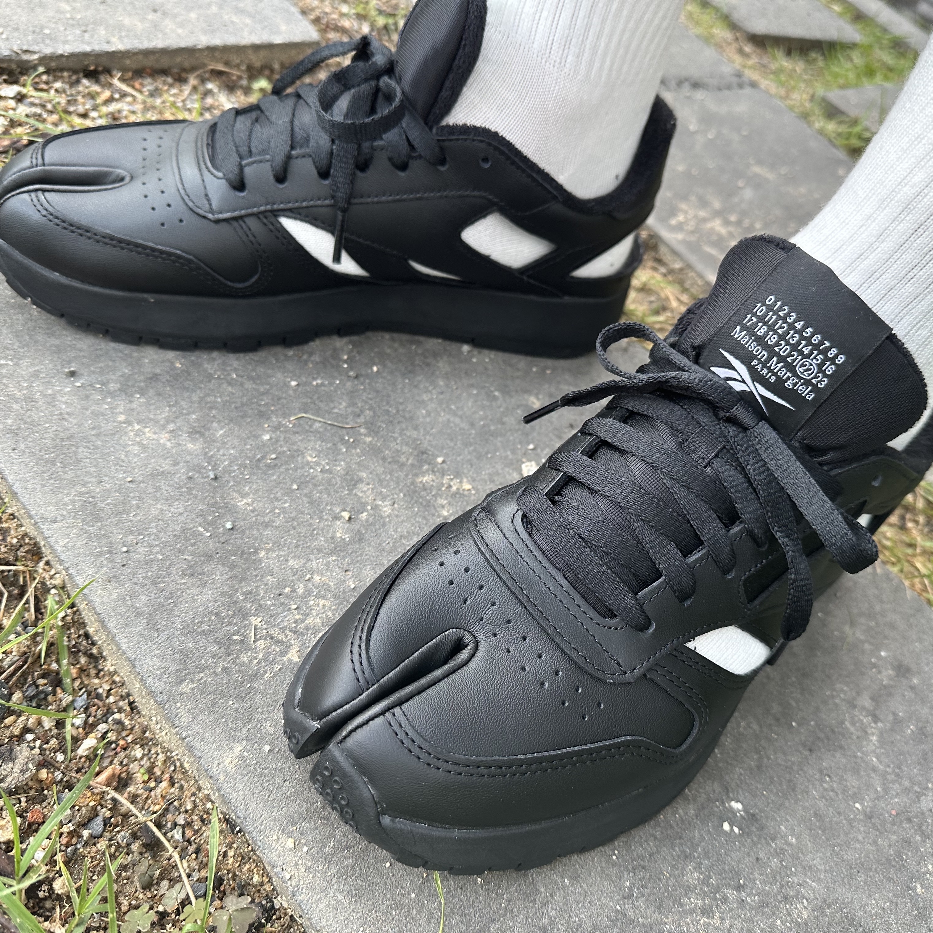 Reebok x Maison Margiela Classic Leather Decortique Tabi Shoes Black 착용 스타일 - 1