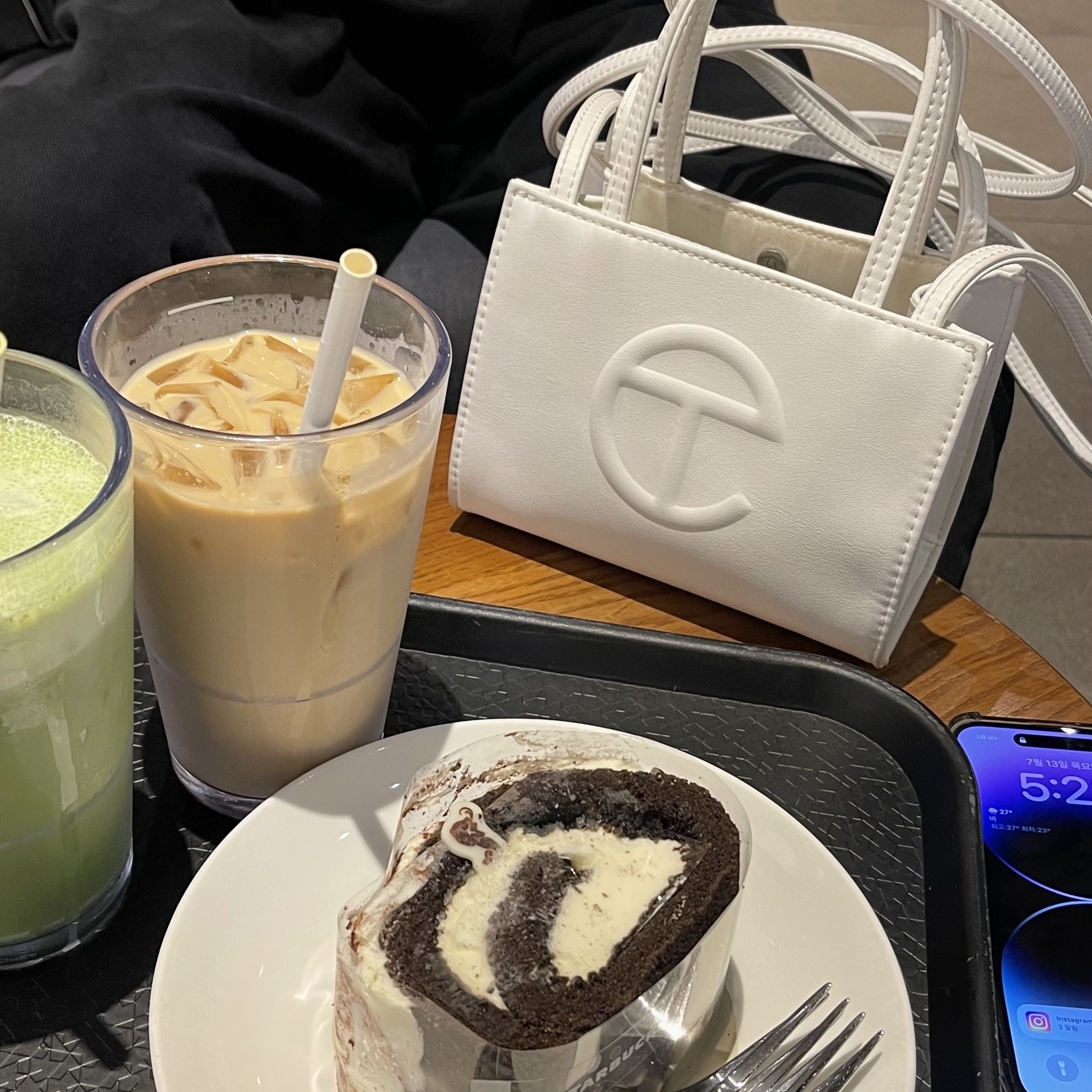 Telfar Small Shopping Bag White, Apple iPhone 14 Pro 256GB Deep Purple (Korean Ver.) 착용 스타일 - 2