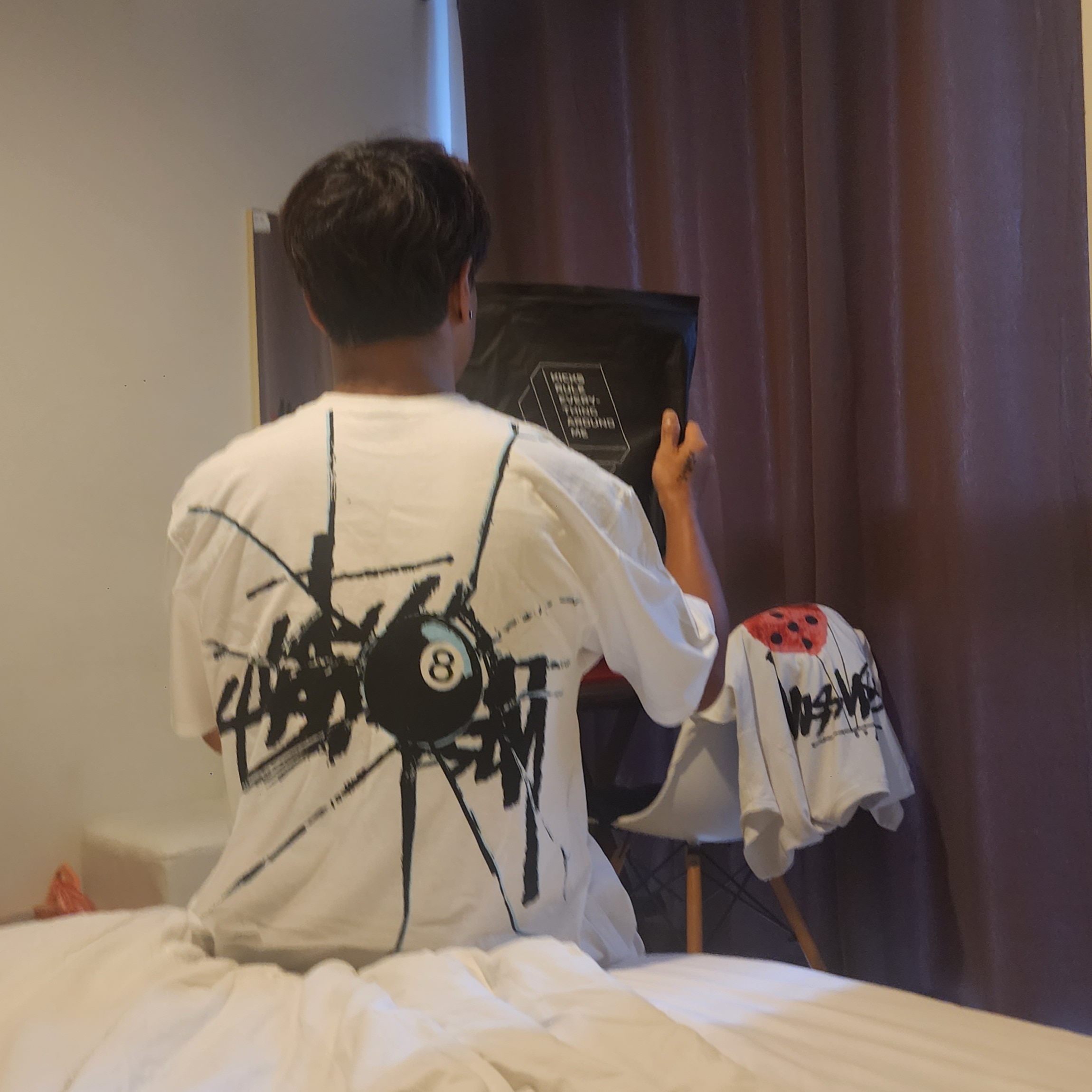 Stussy Shattered T-Shirt White, Stussy Fuzzy Dice T-Shirt White 착용 스타일