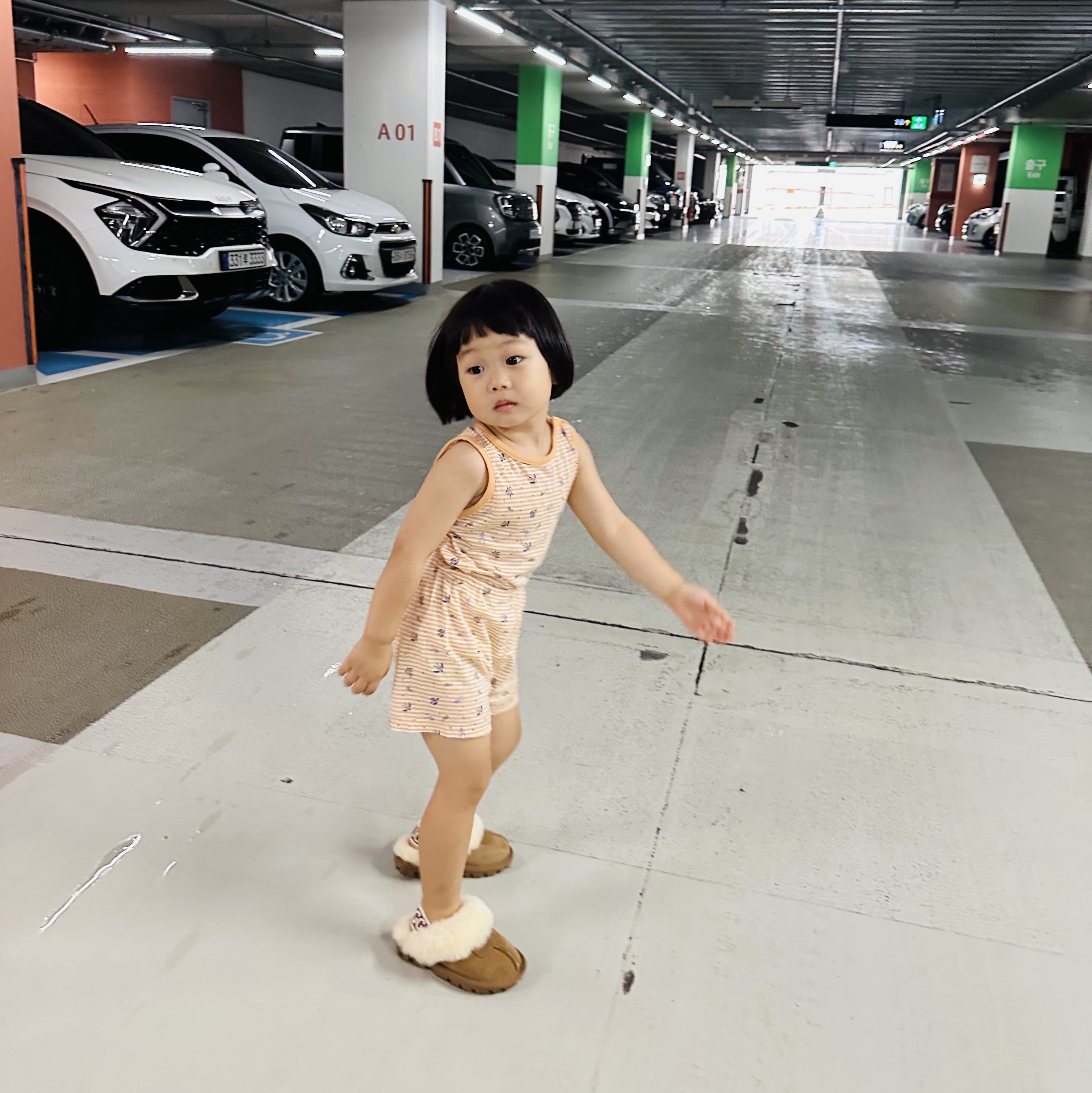 (Kids) UGG Funkette Slides Chestnut 착용 스타일 - 1