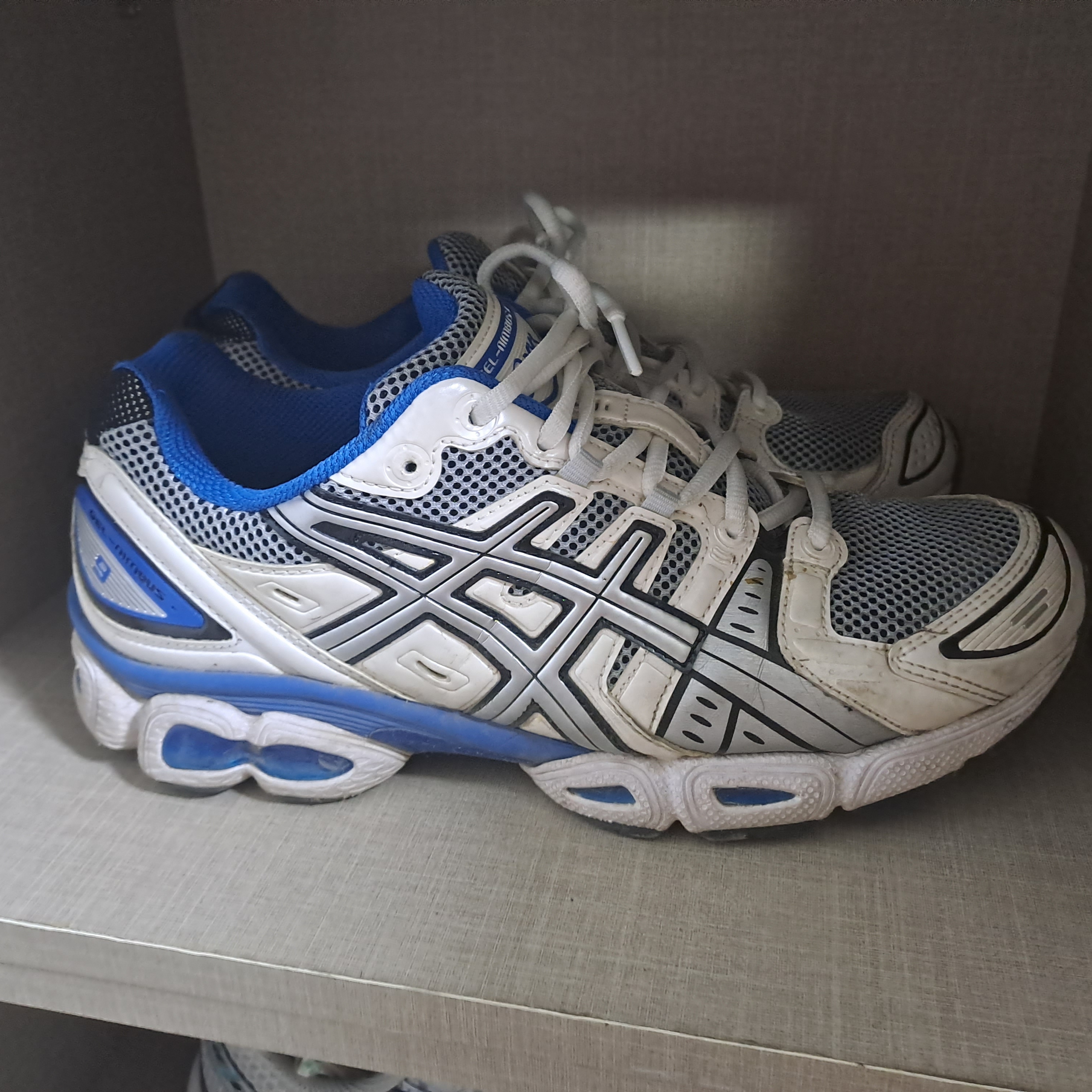 Asics Gel-Nimbus 9 White Lake Drive 착용 스타일