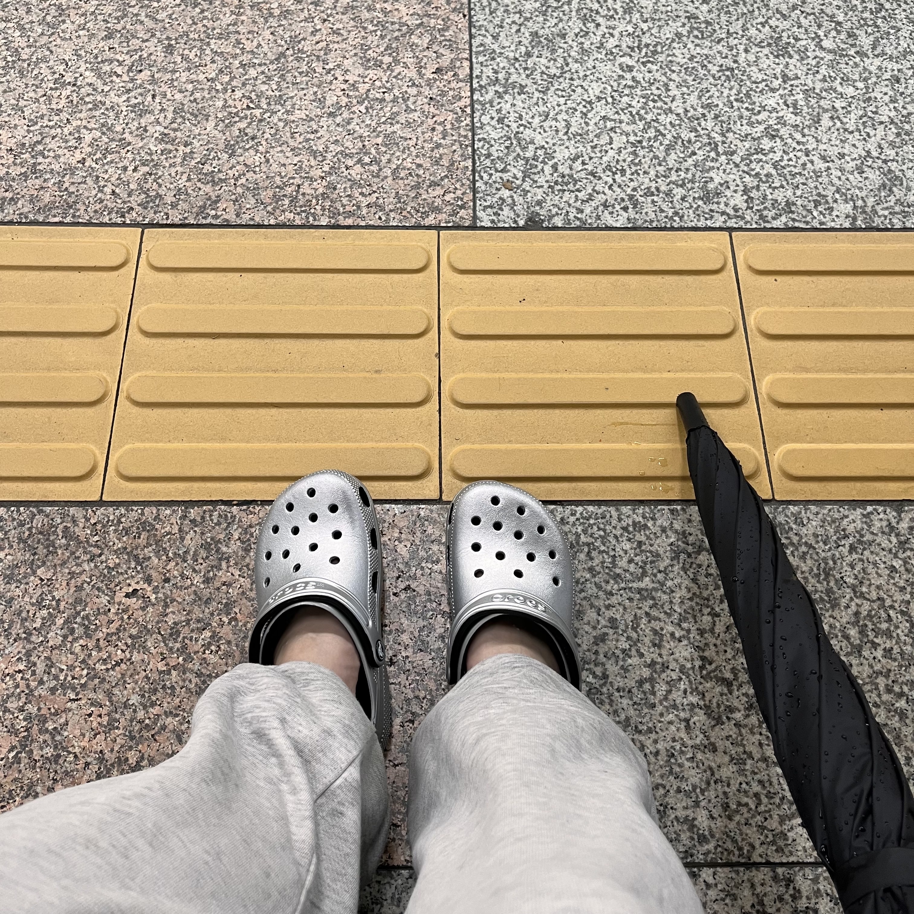 Crocs Classic Metallic Clog Silver 착용 스타일 - 2