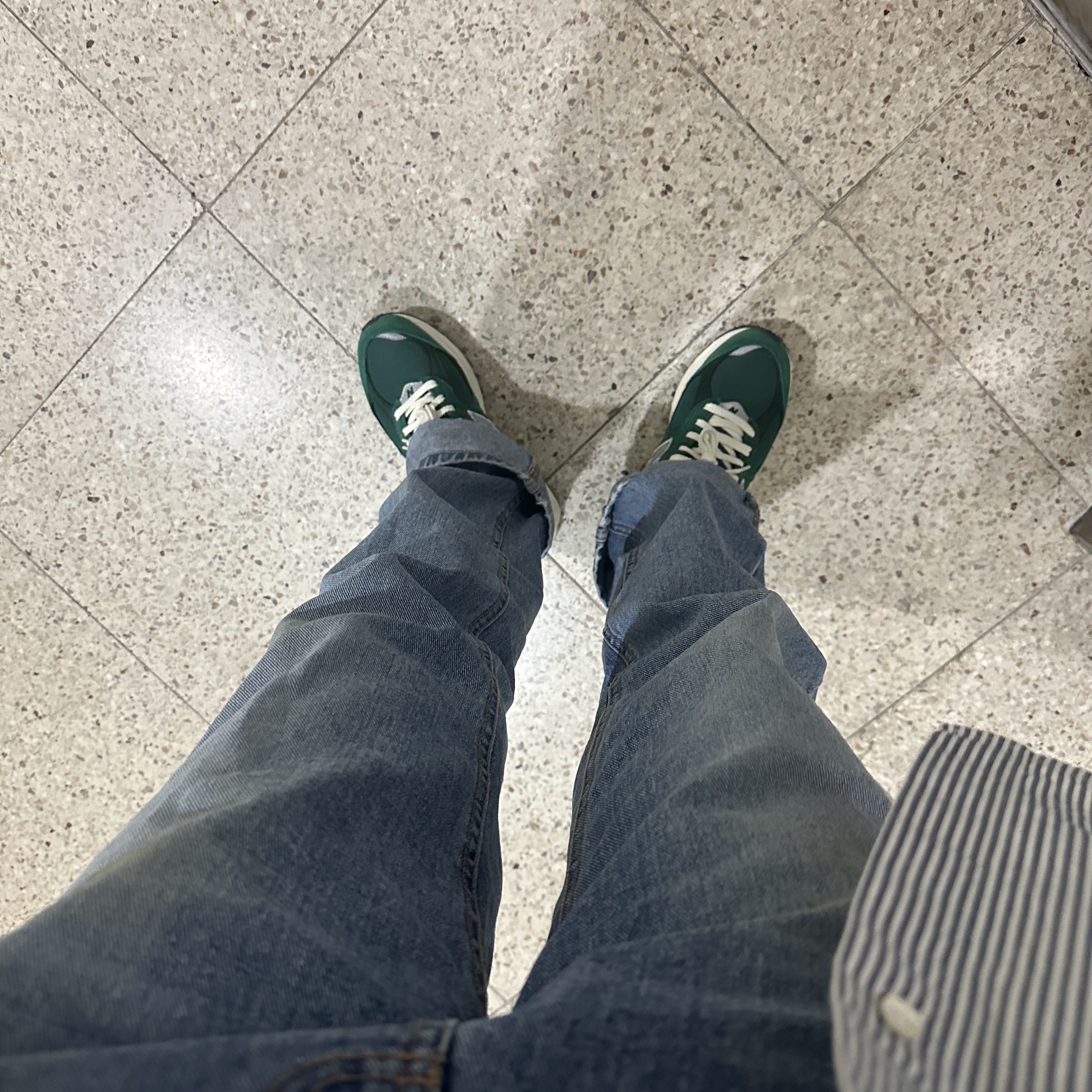 New Balance 2002R Nightwatch Green 착용 스타일