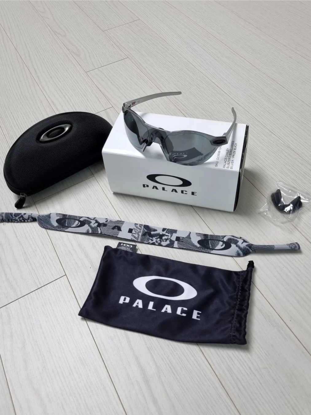 Oakley x Palace Subzero Sunglasses Silver Prizm Black - 23SS 착용 스타일