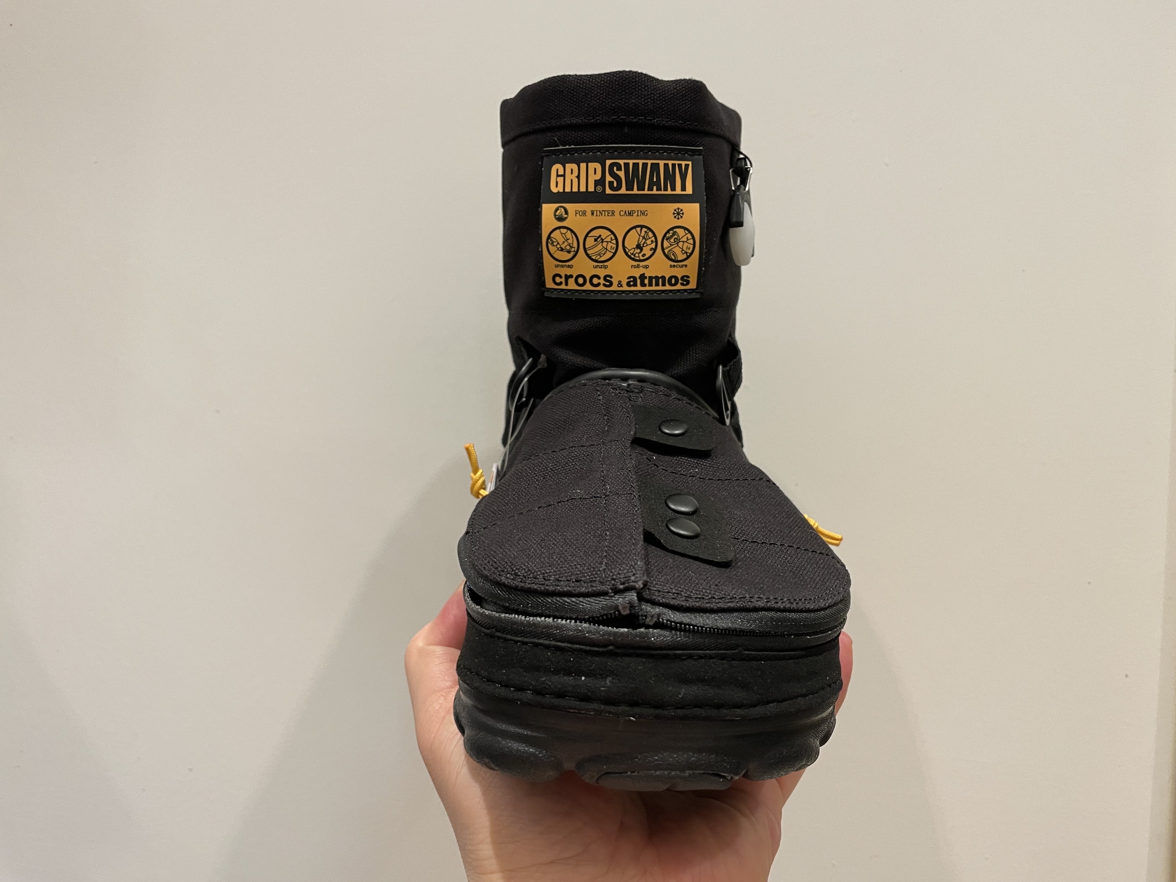 Crocs x Grip Swany x Atmos Classic All Terrain Clog Black 착용 스타일 - 4