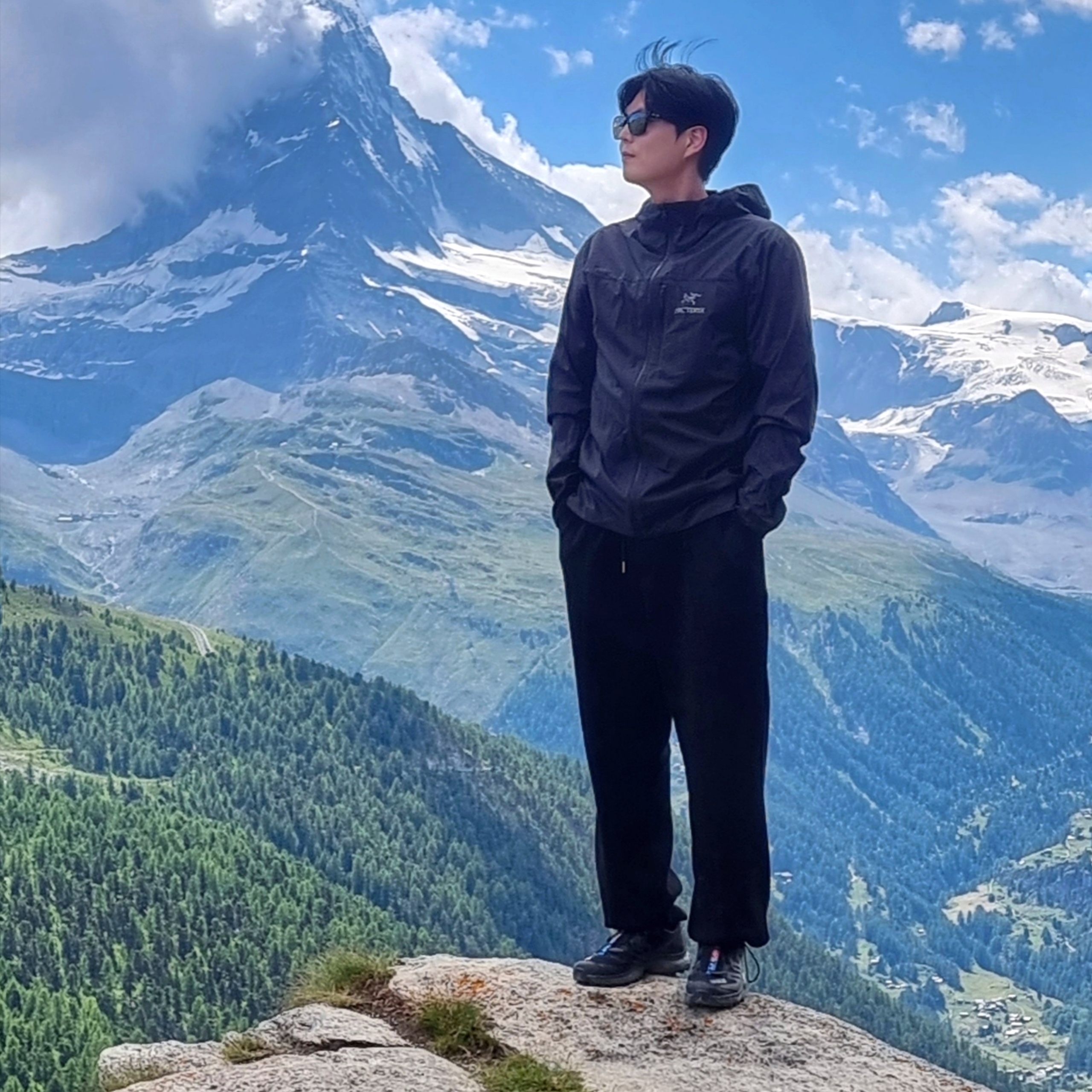 Arc'teryx Squamish Hoody Black, Salomon XT-4 Black Silver Metallic 착용 스타일