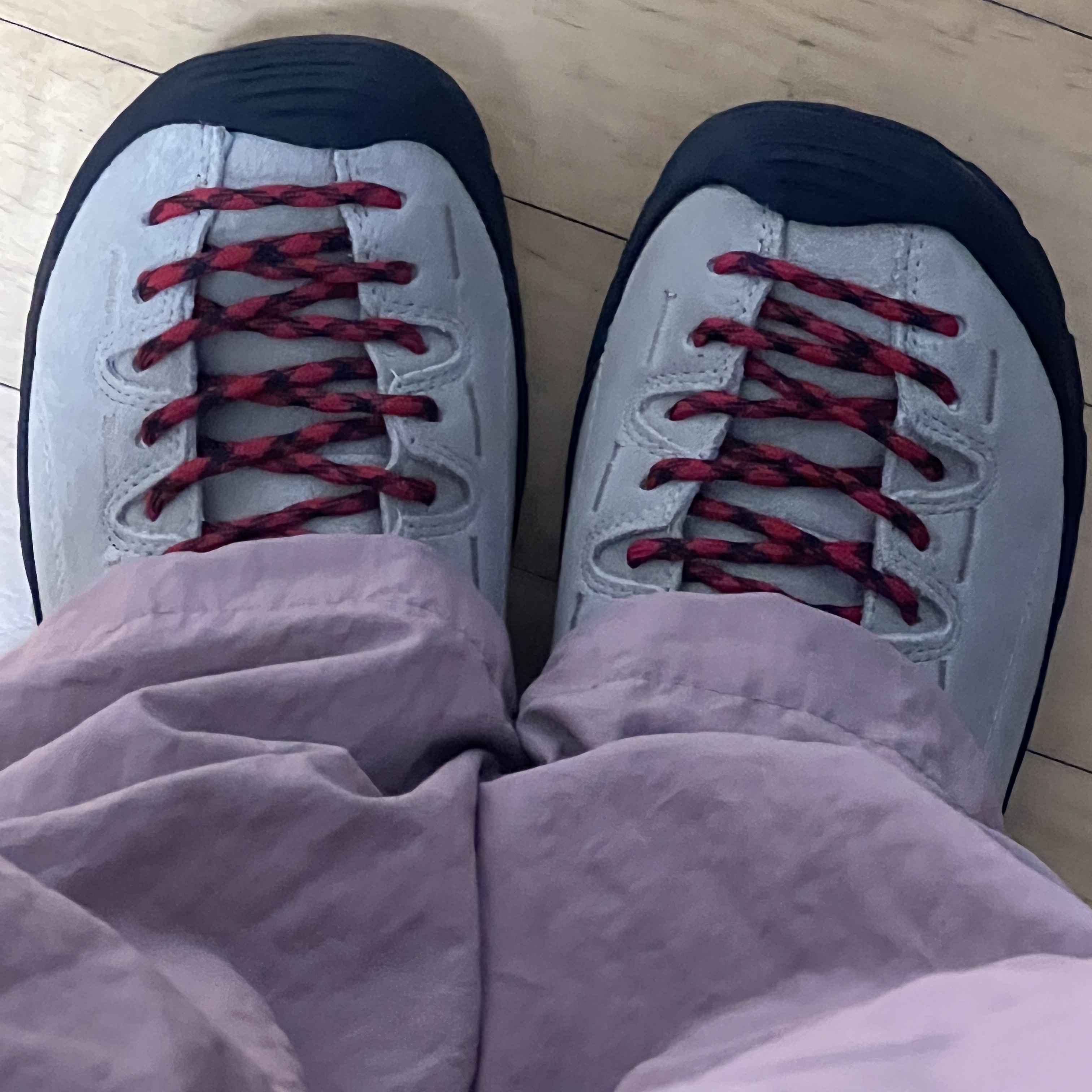 Keen Jasper Suede Sneakers Silver Mink 착용 스타일 - 2