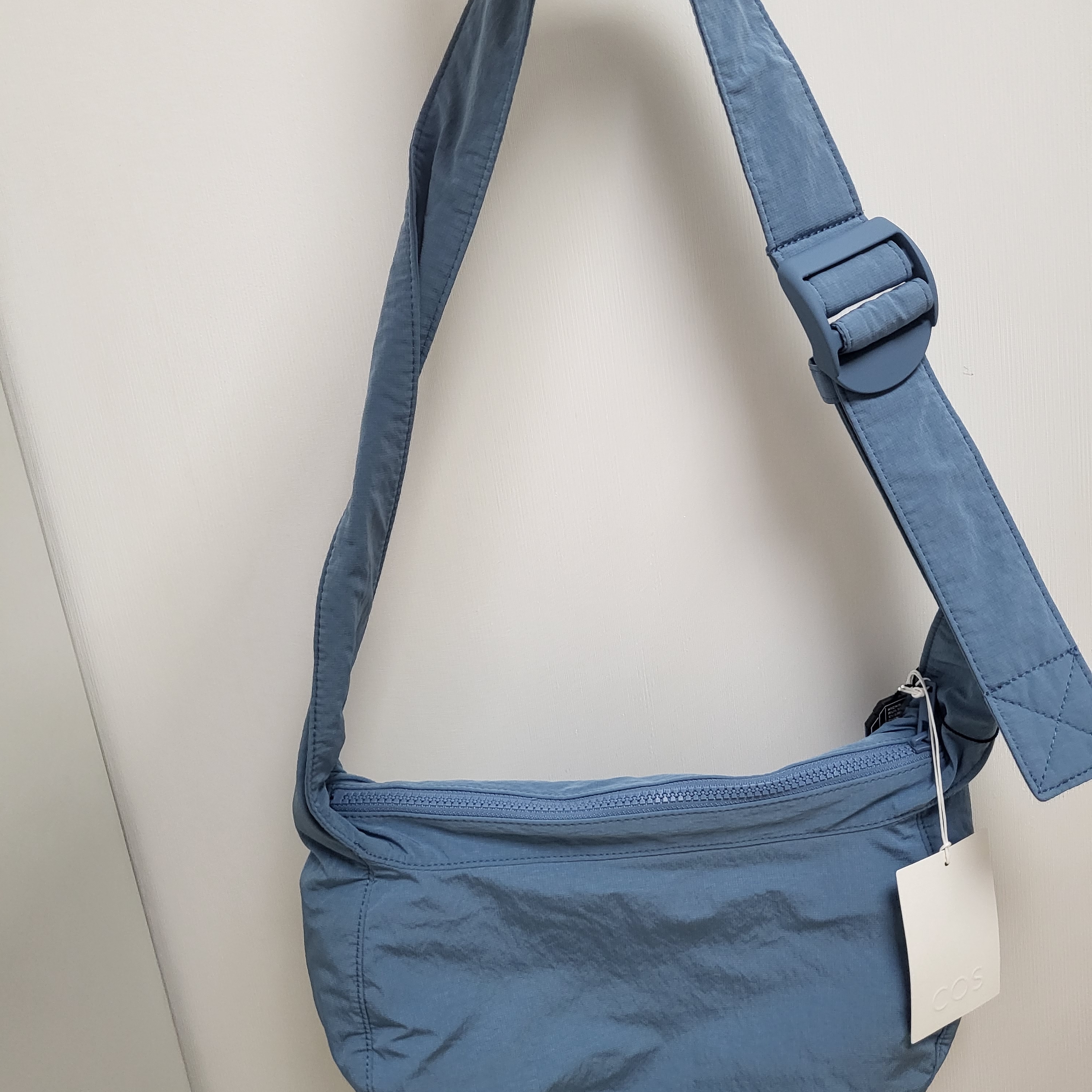 COS Nylon Crossbody Saddle Bag Blue 착용 스타일