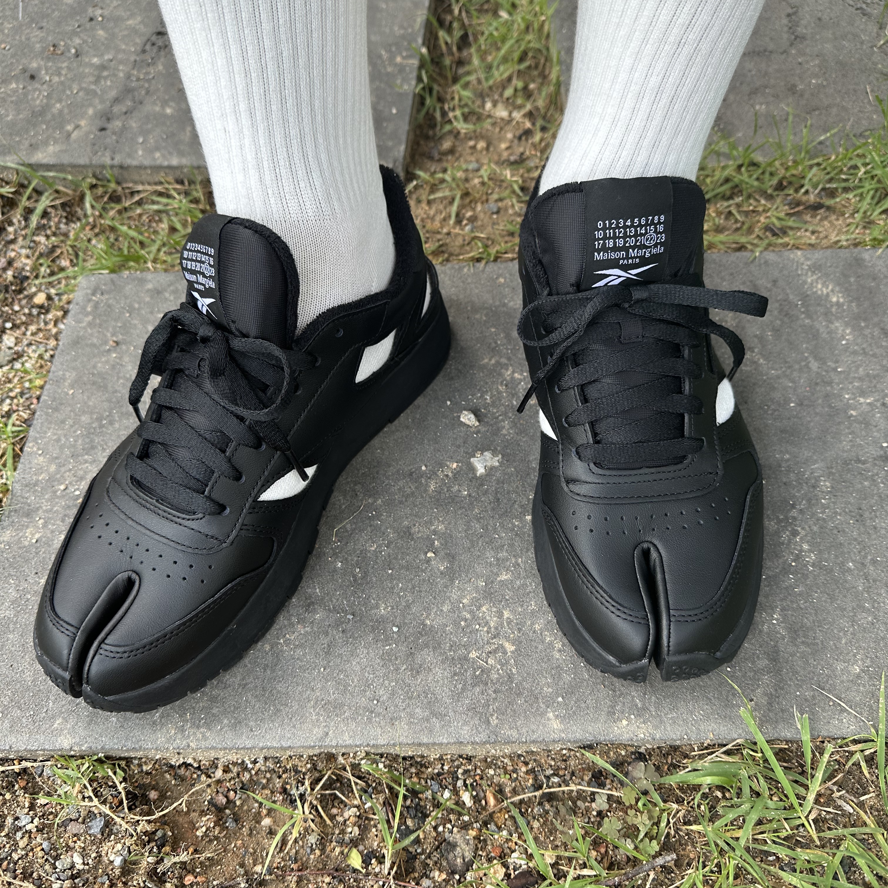 Reebok x Maison Margiela Classic Leather Decortique Tabi Shoes Black 착용 스타일 - 2