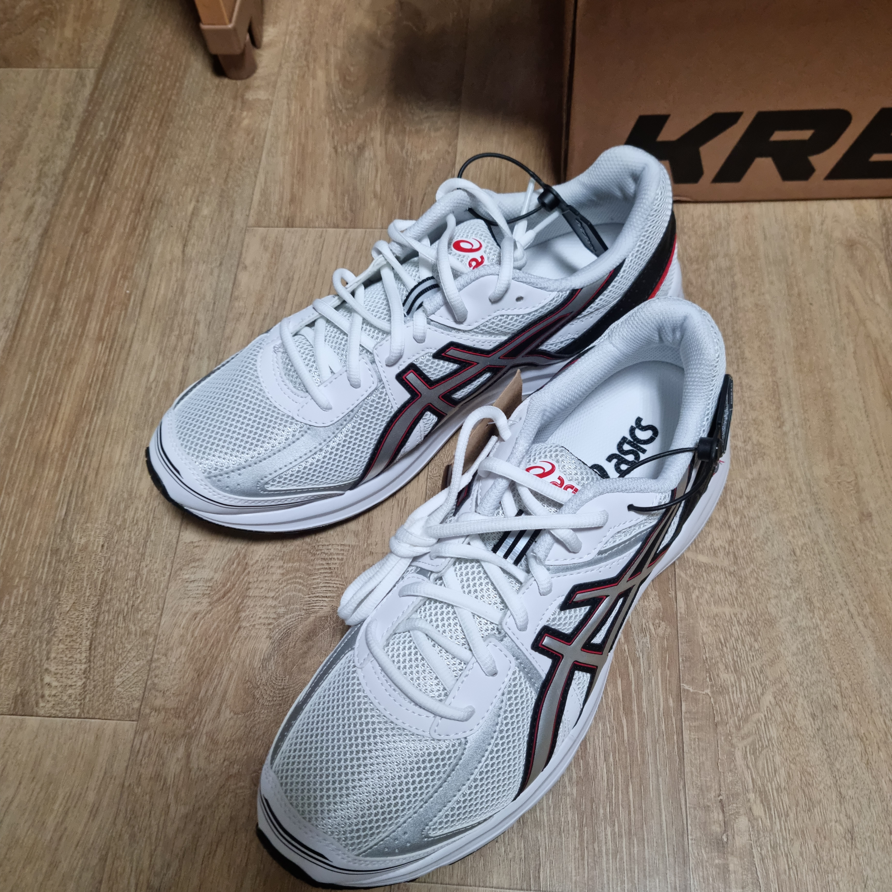 Asics Jog 100 S White Pure Silver - 2E Wide 착용 스타일 - 1