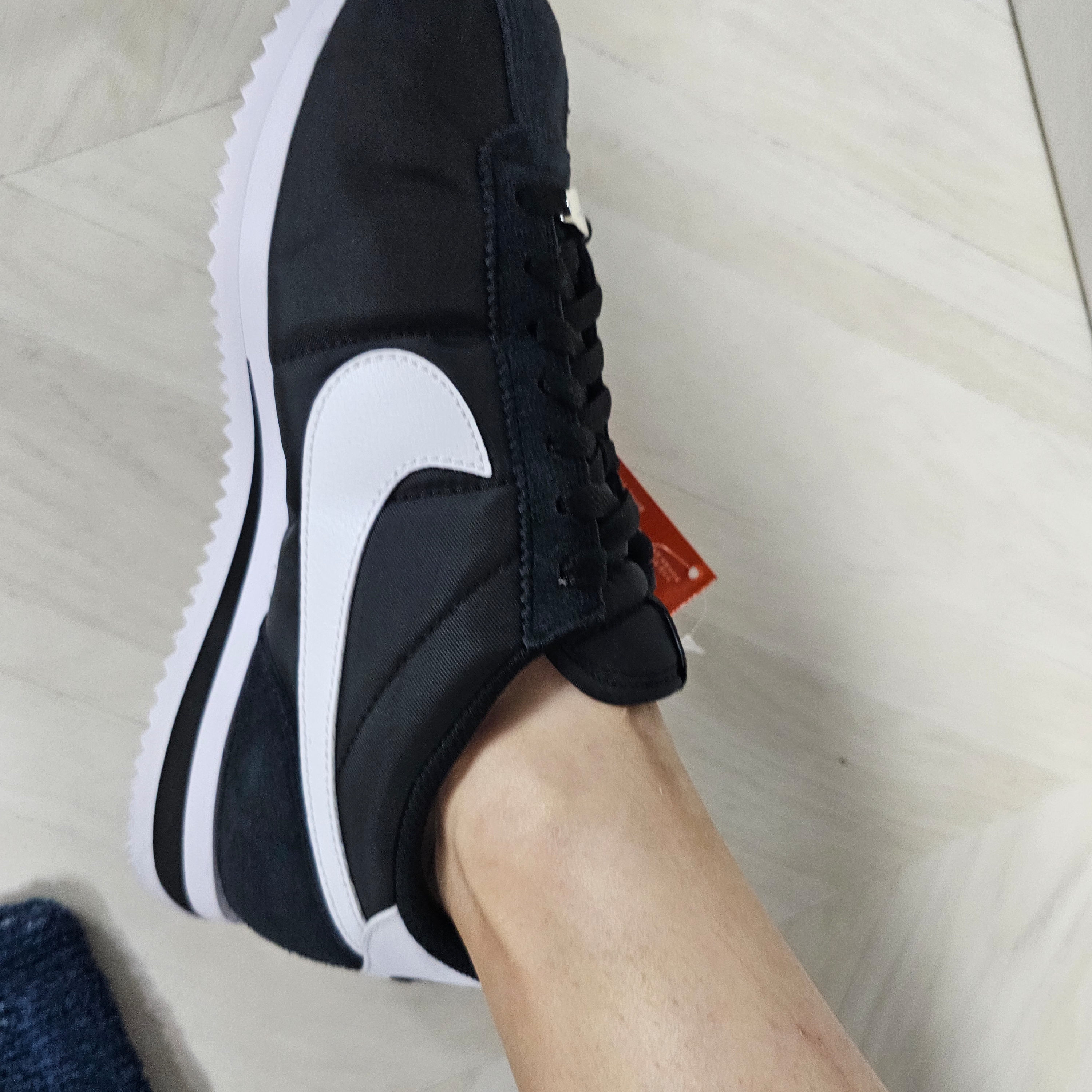 (W) Nike Cortez Black and White 착용 스타일