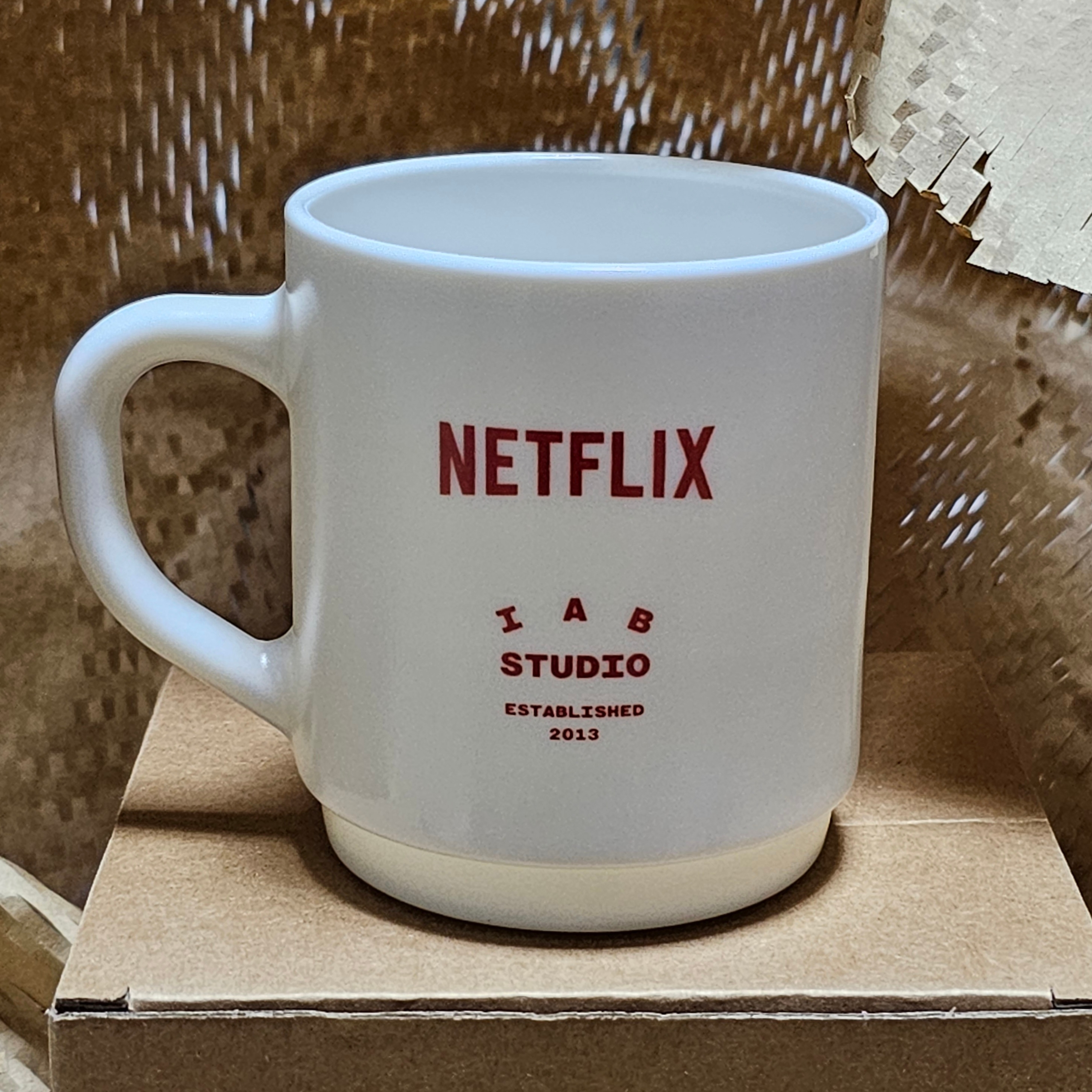 IAB Studio x Netflix Milk Glass White 착용 스타일 - 2