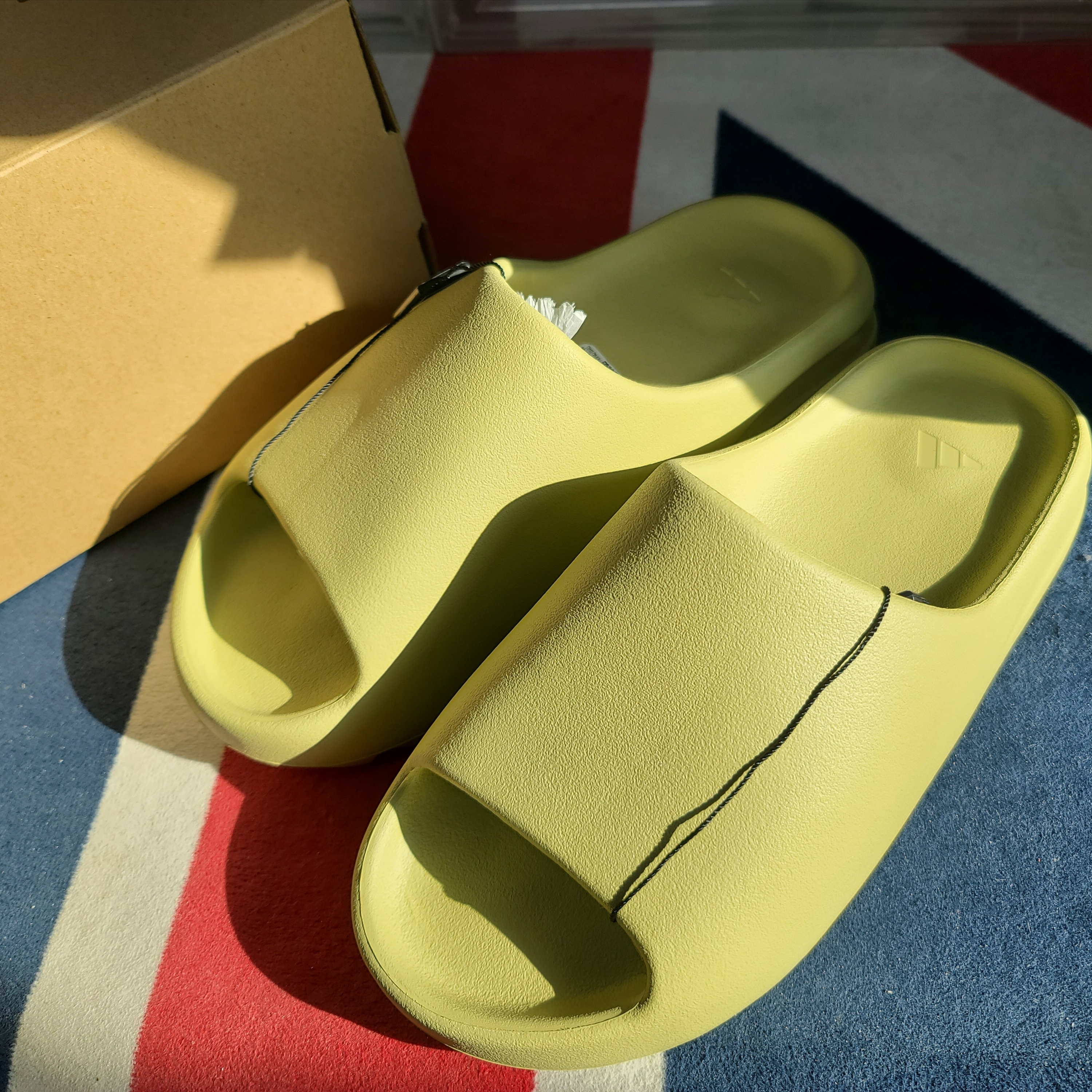 Adidas Yeezy Slide Resin 2022 착용 스타일