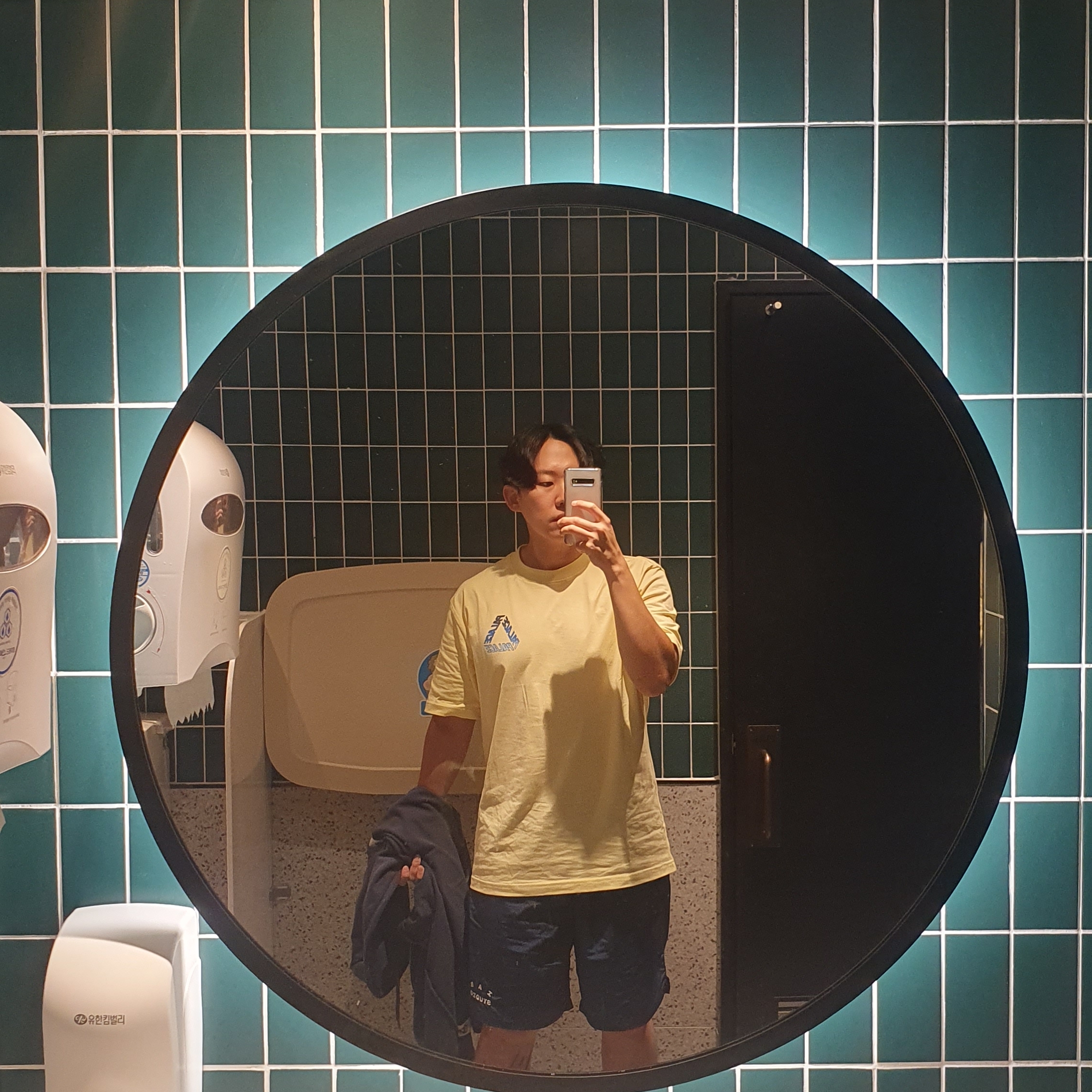 Palace Spectrum P3 T-Shirt Mellow Yellow - 23SS, IAB Studio Woven Shorts Navy - The Hyundai Seoul Exclusive 착용 스타일