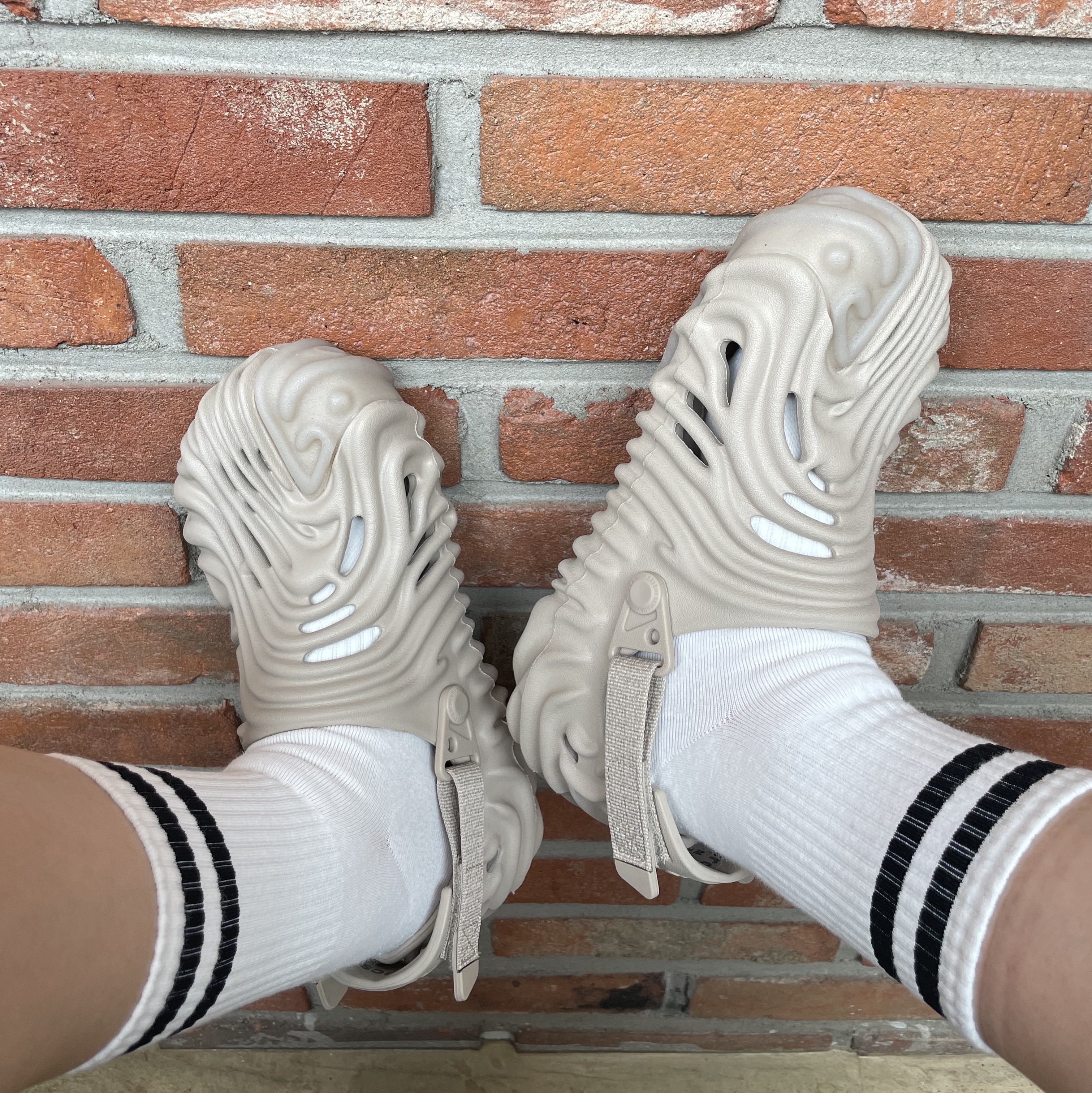 Crocs x Salehe Bembury Pollex Clog Horchata 착용 스타일 - 1