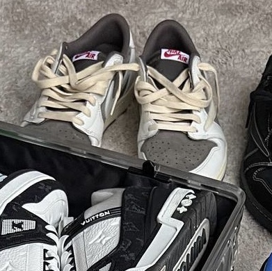 Jordan 1 x Travis Scott Retro Low OG SP Sail and Ridgerock 착용 스타일