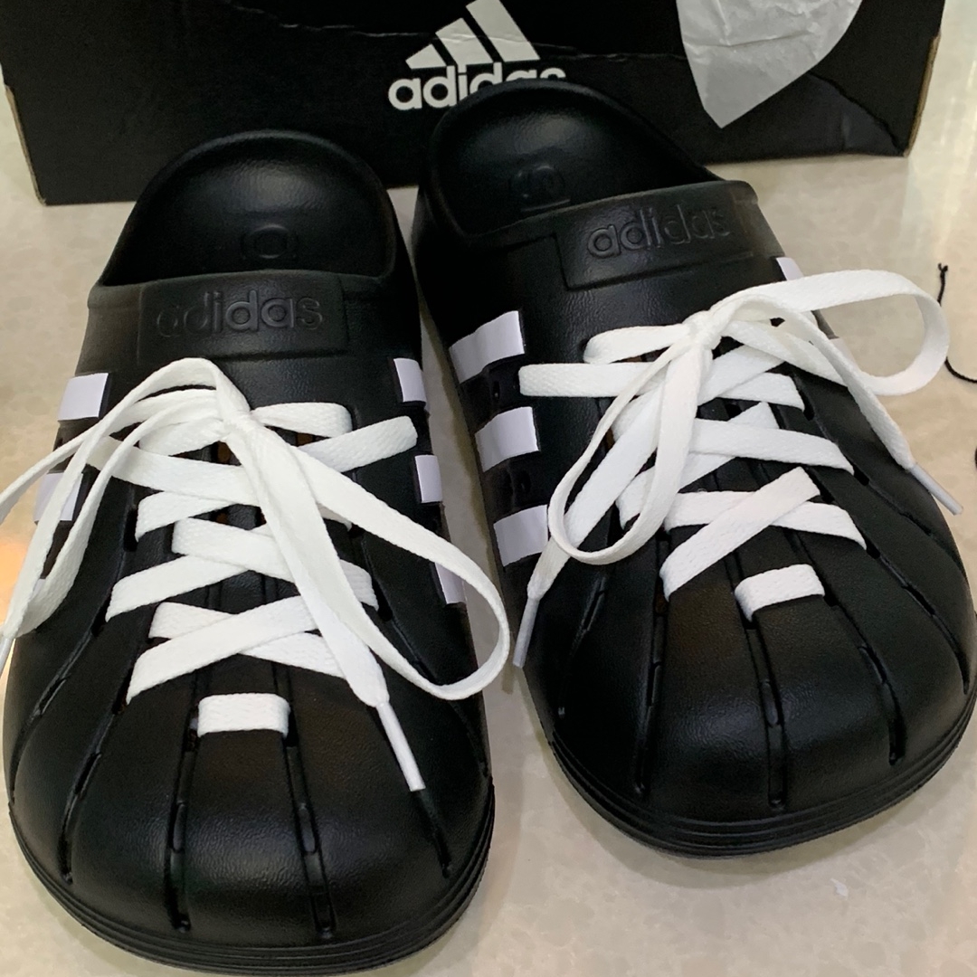 Adidas Adilette Clog Black White 착용 스타일