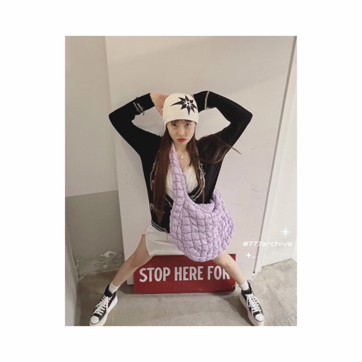 COS Quilted Oversized Shoulder Bag Purple 착용 스타일 - 4