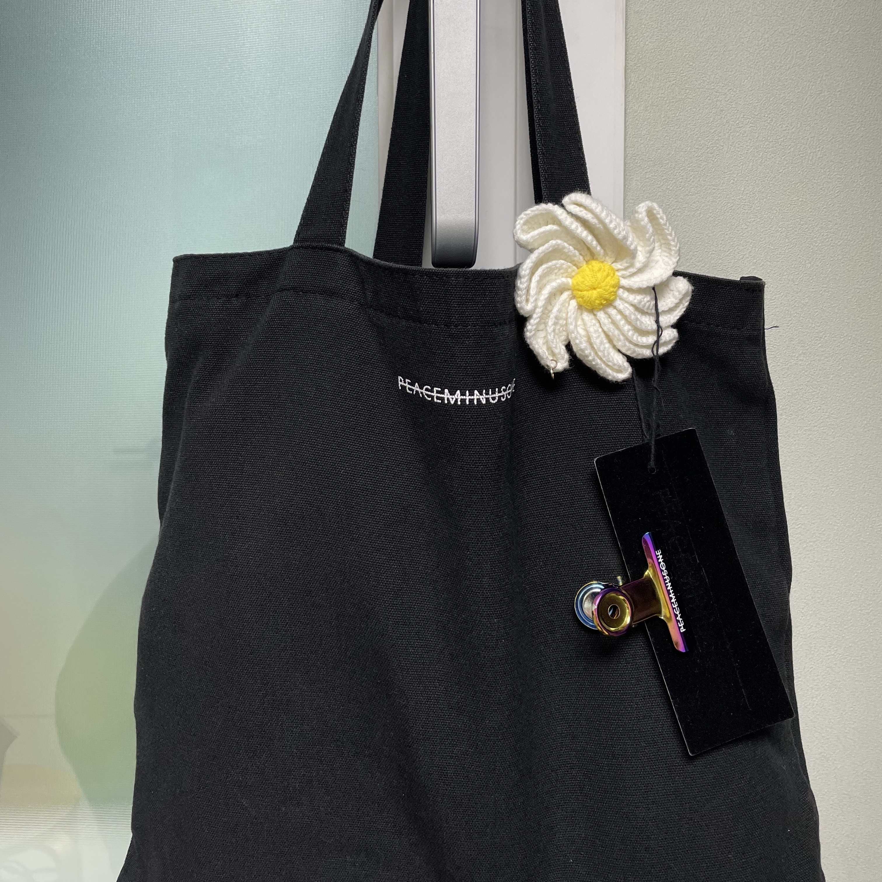 Peaceminusone Bulldog Clip #13 Multi, Peaceminusone Daisy Corsage #1 White 착용 스타일