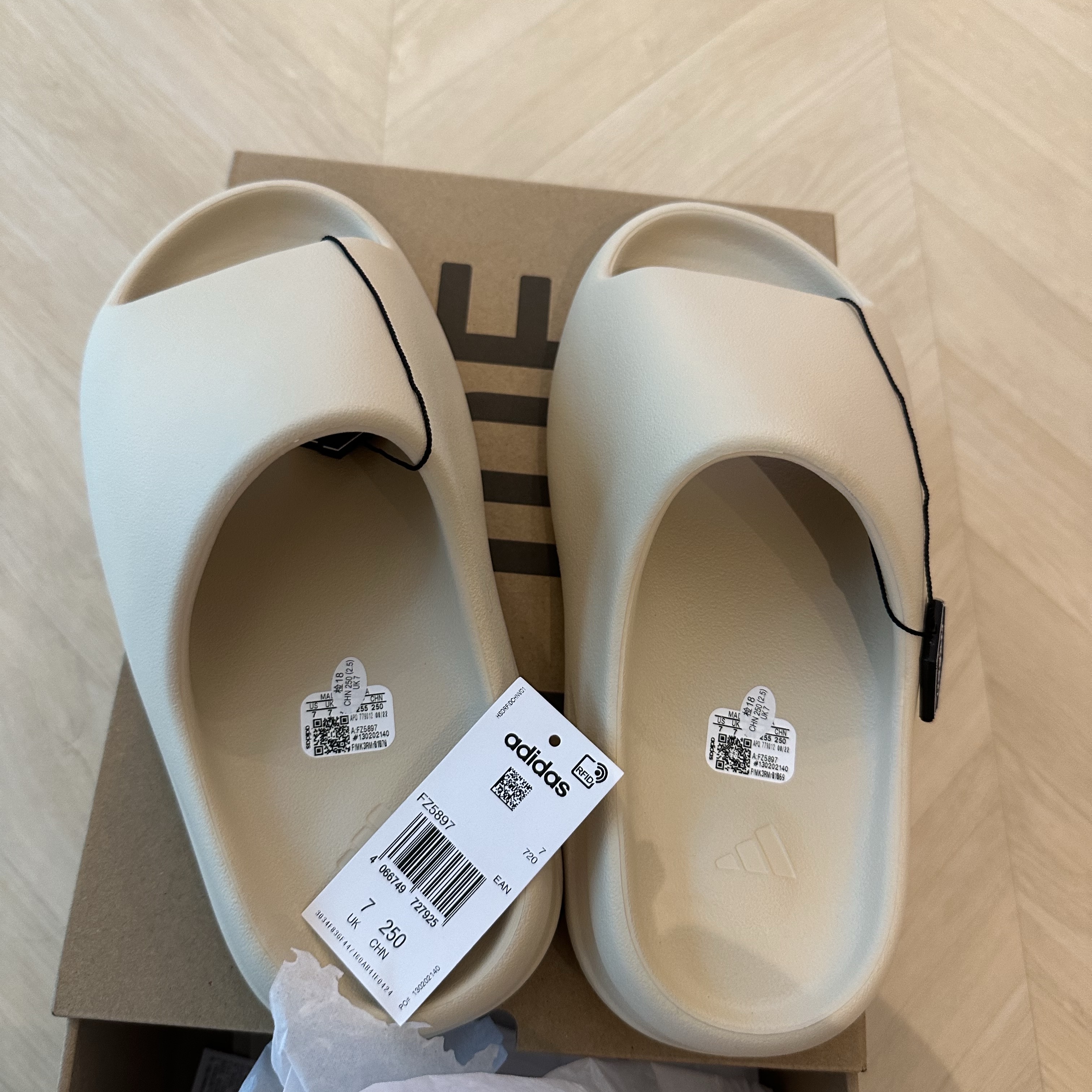 Adidas Yeezy Slide Bone 2022/2023 착용 스타일 - 2