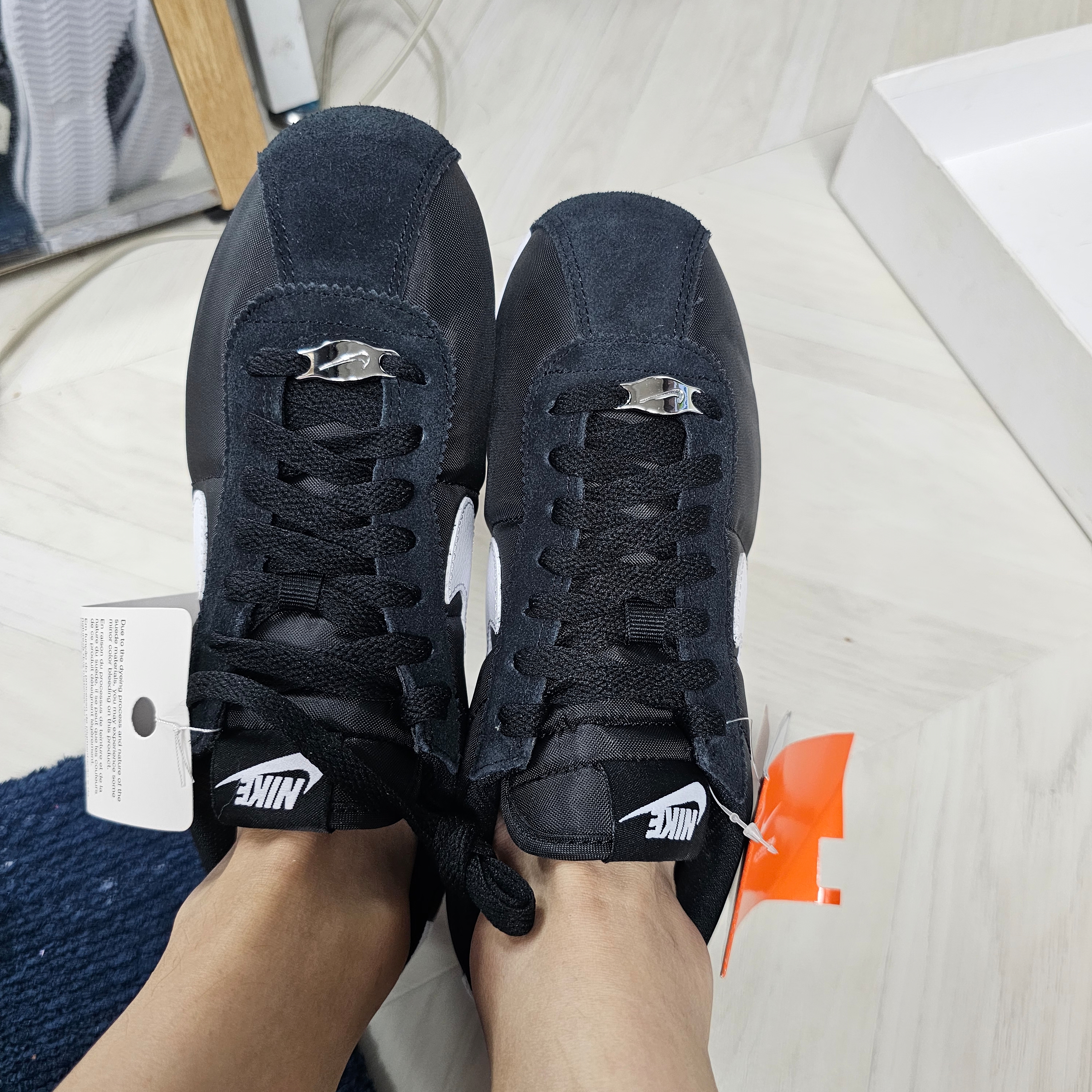 (W) Nike Cortez Black and White 착용 스타일
